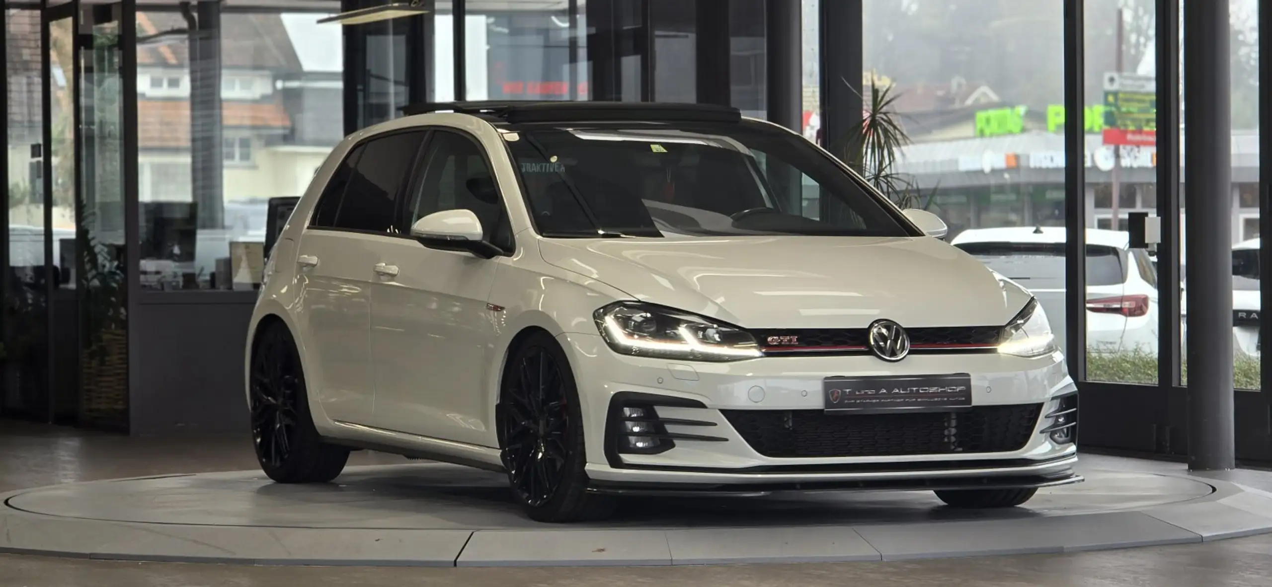 Volkswagen - Golf GTI