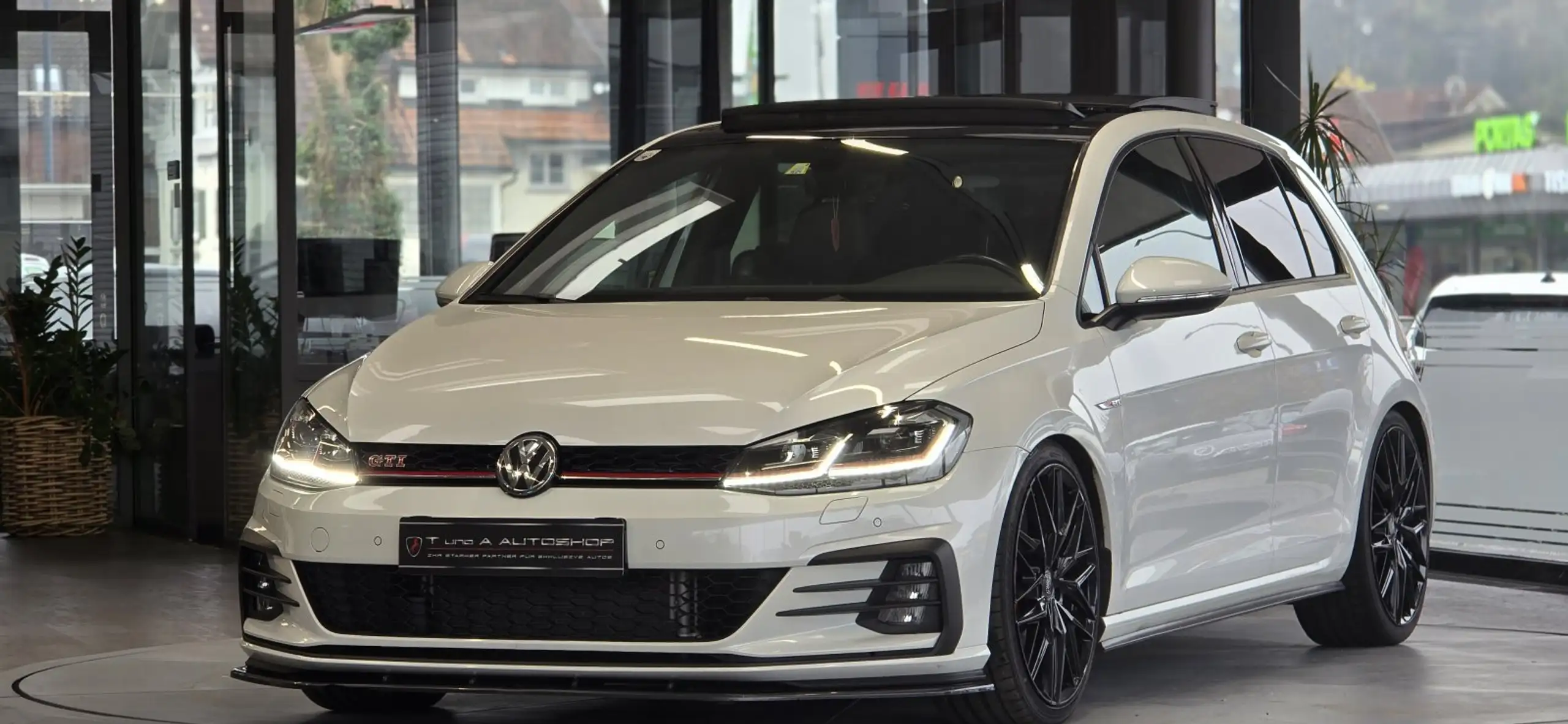 Volkswagen - Golf GTI