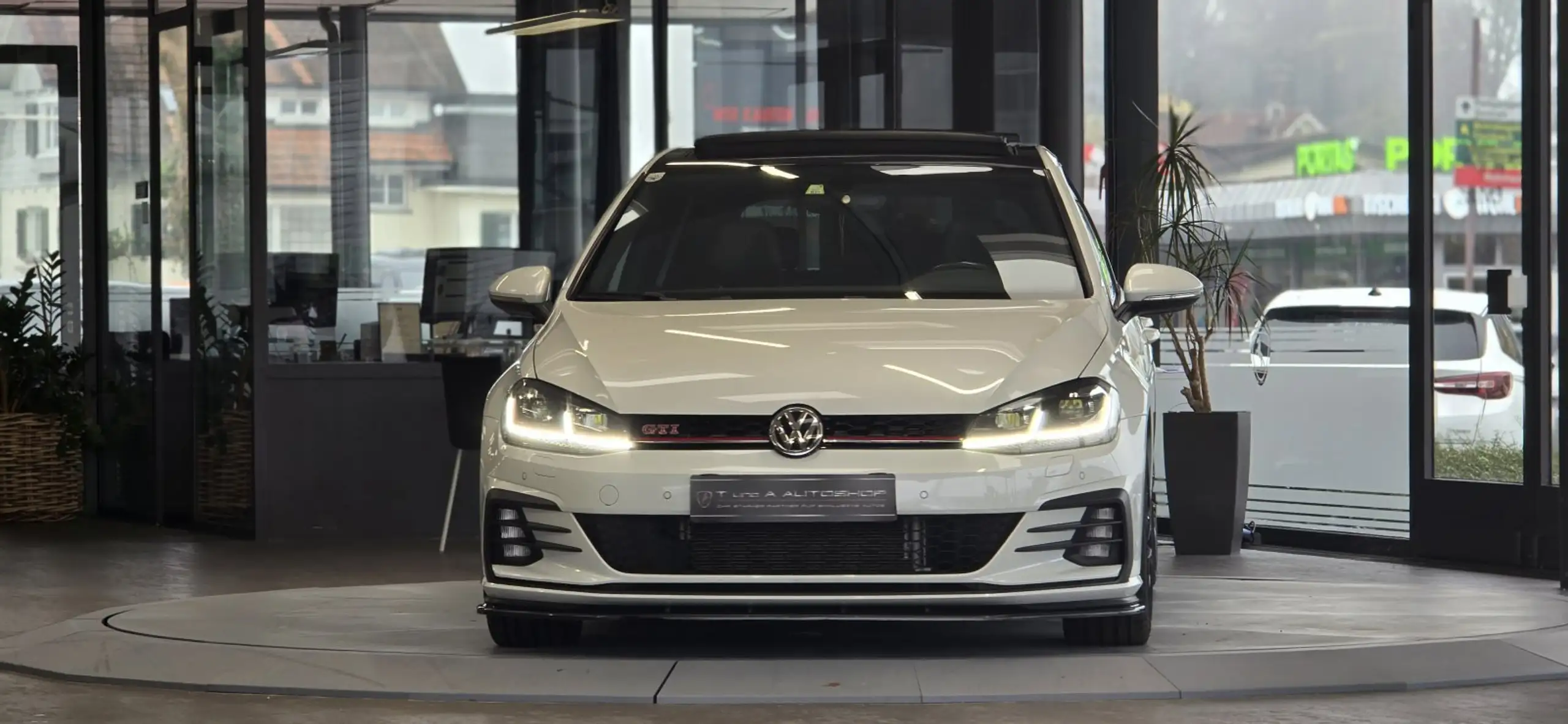 Volkswagen - Golf GTI