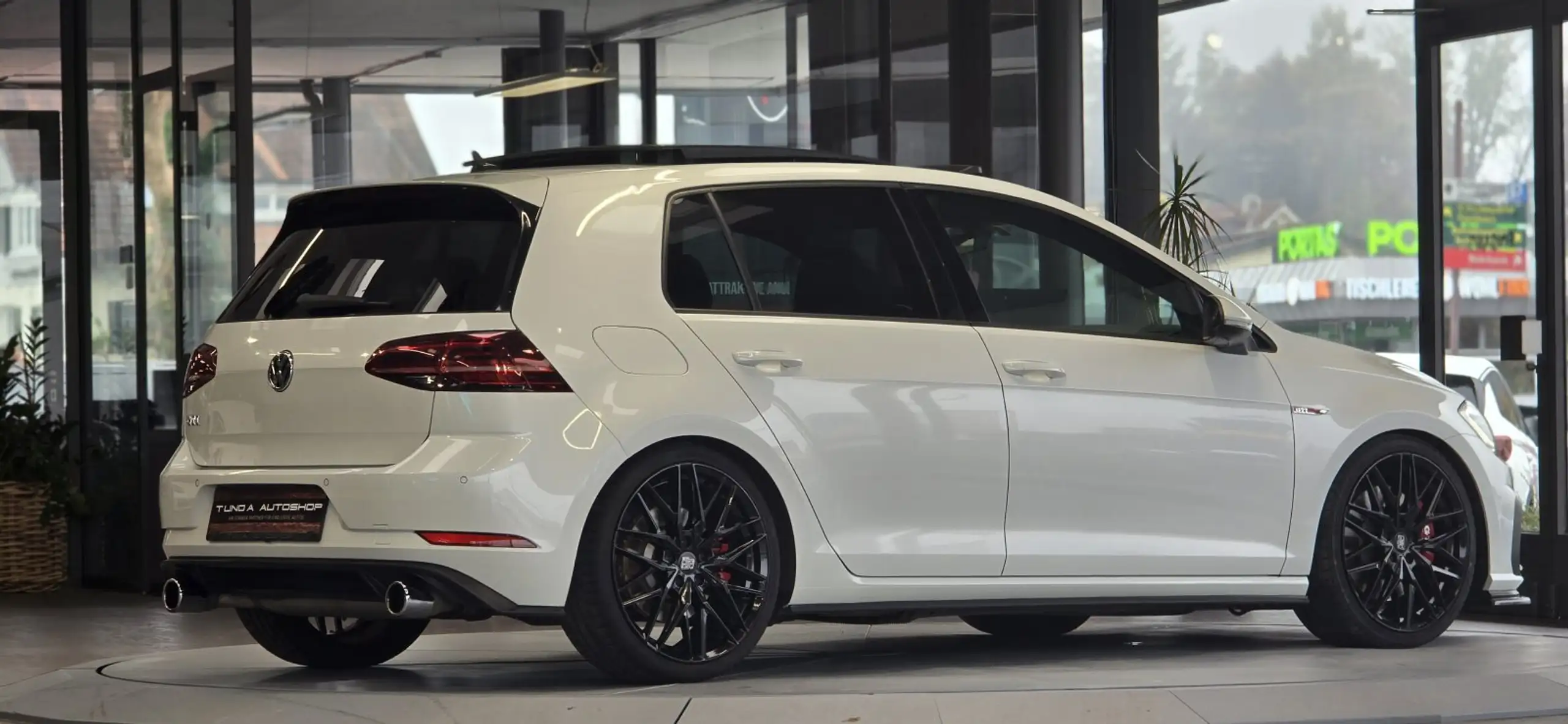 Volkswagen - Golf GTI