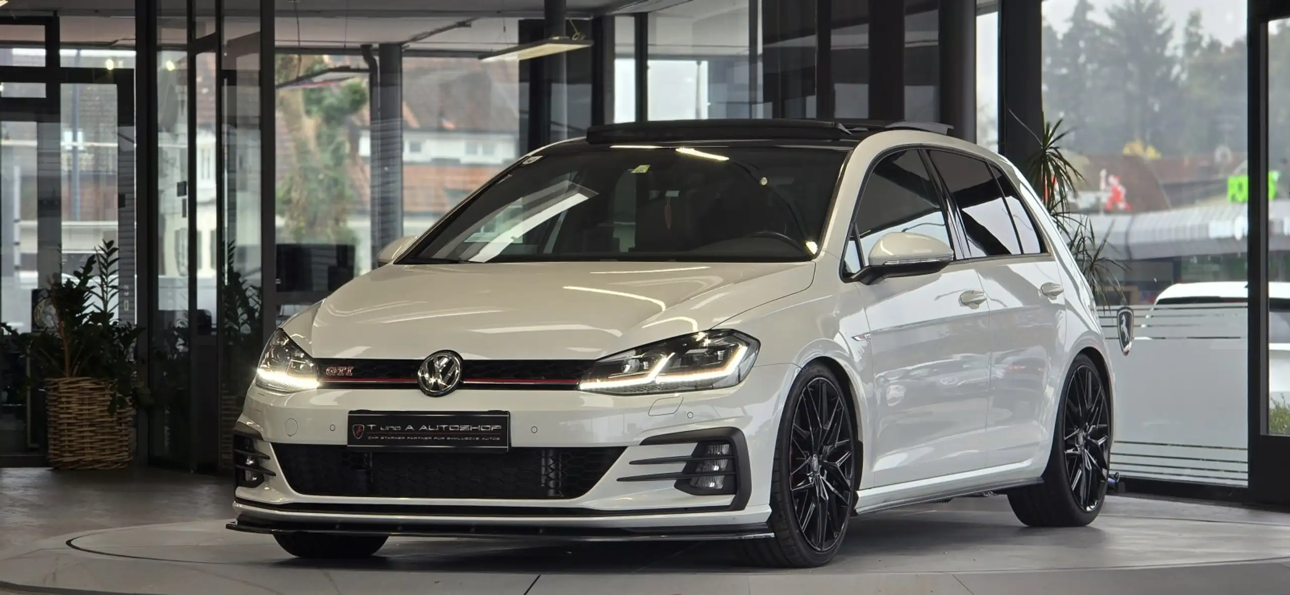 Volkswagen - Golf GTI