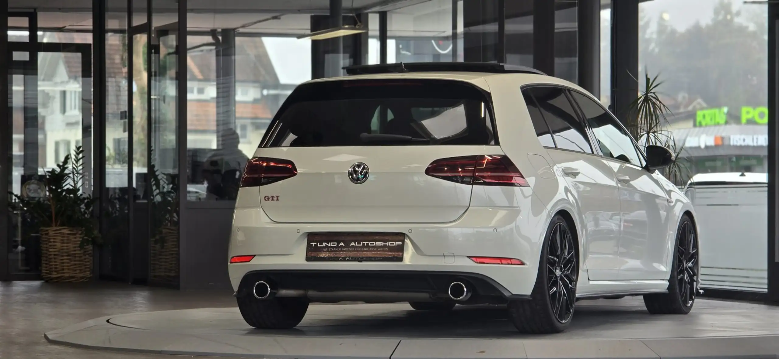 Volkswagen - Golf GTI