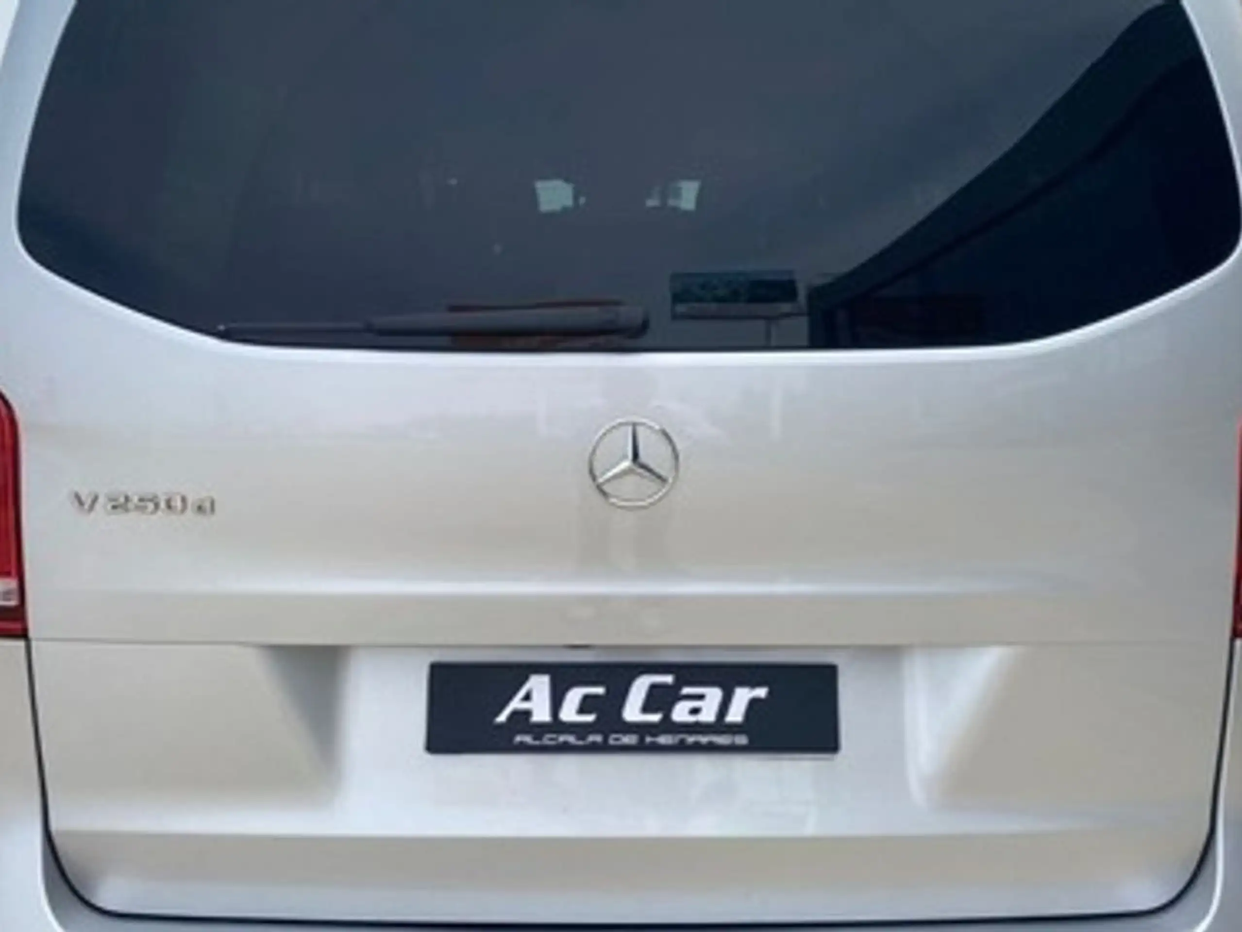 Mercedes-Benz - V 220