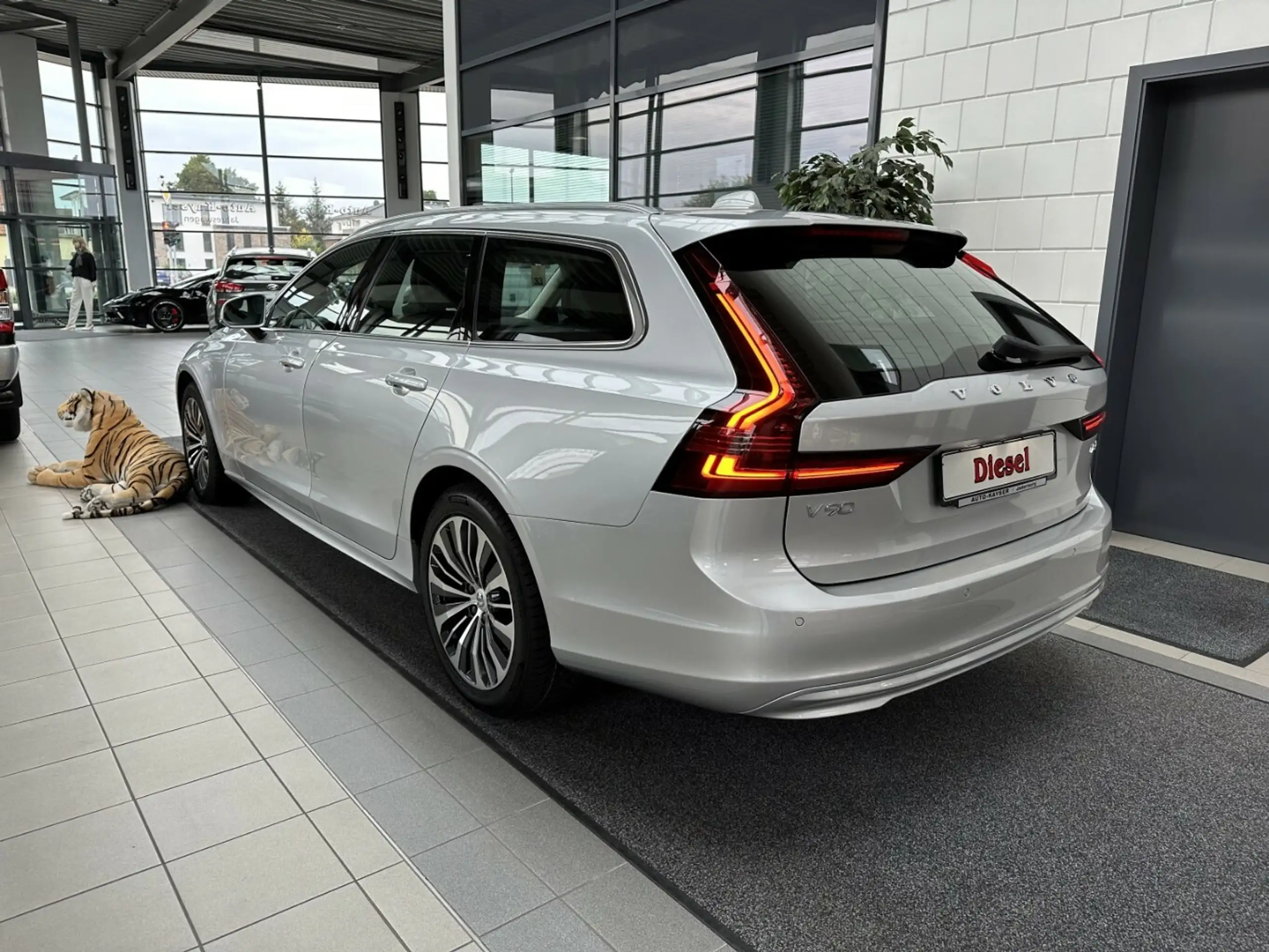 Volvo - V90