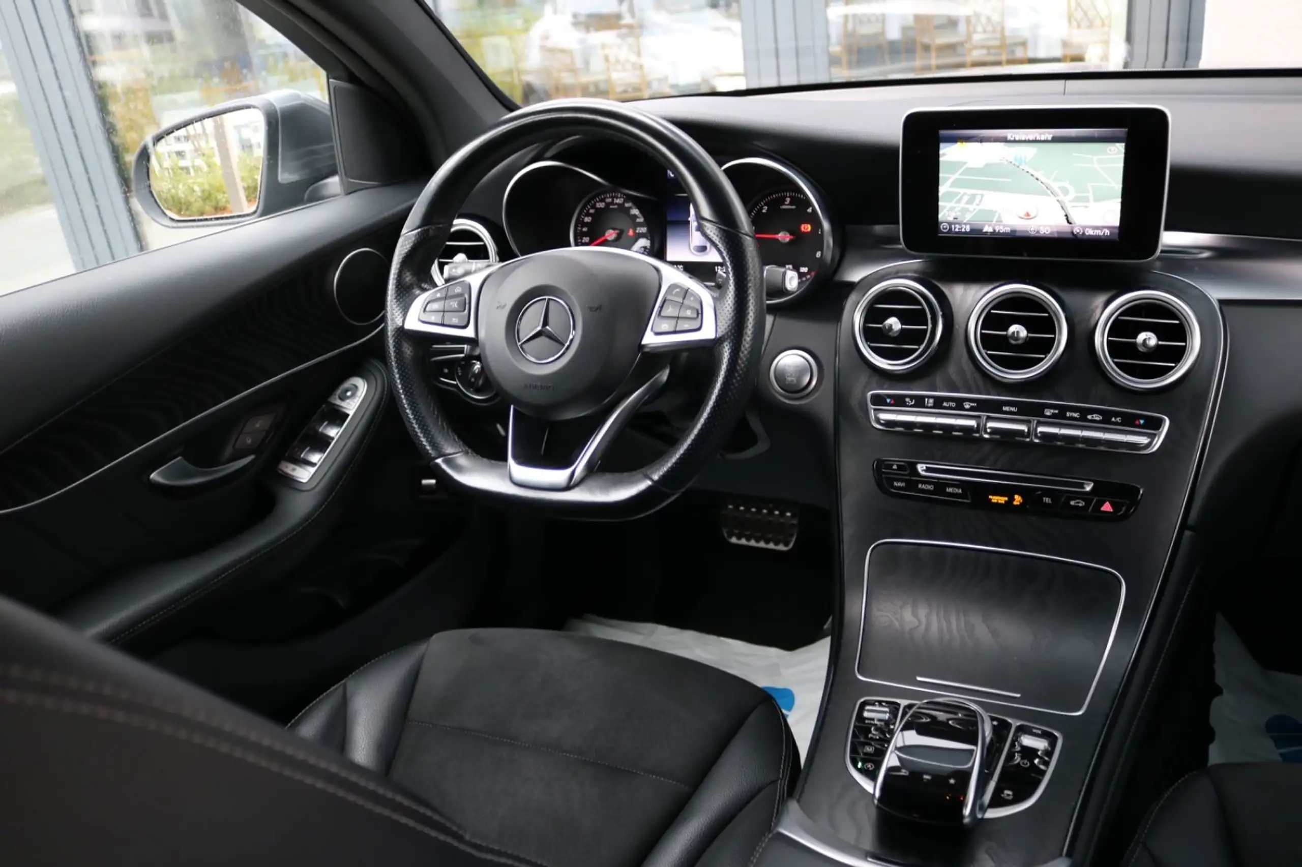 Mercedes-Benz - GLC 220