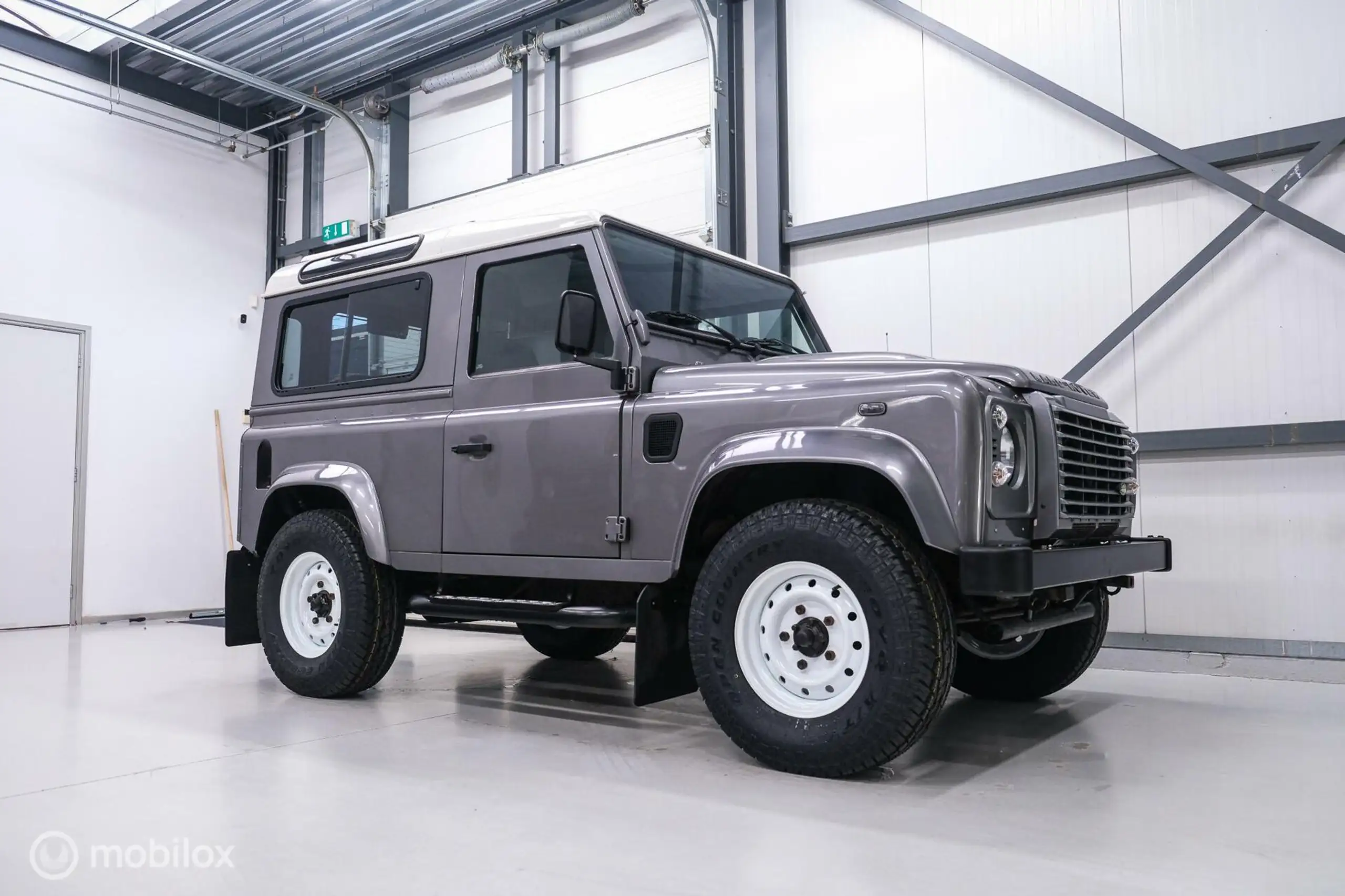 Land Rover - Defender