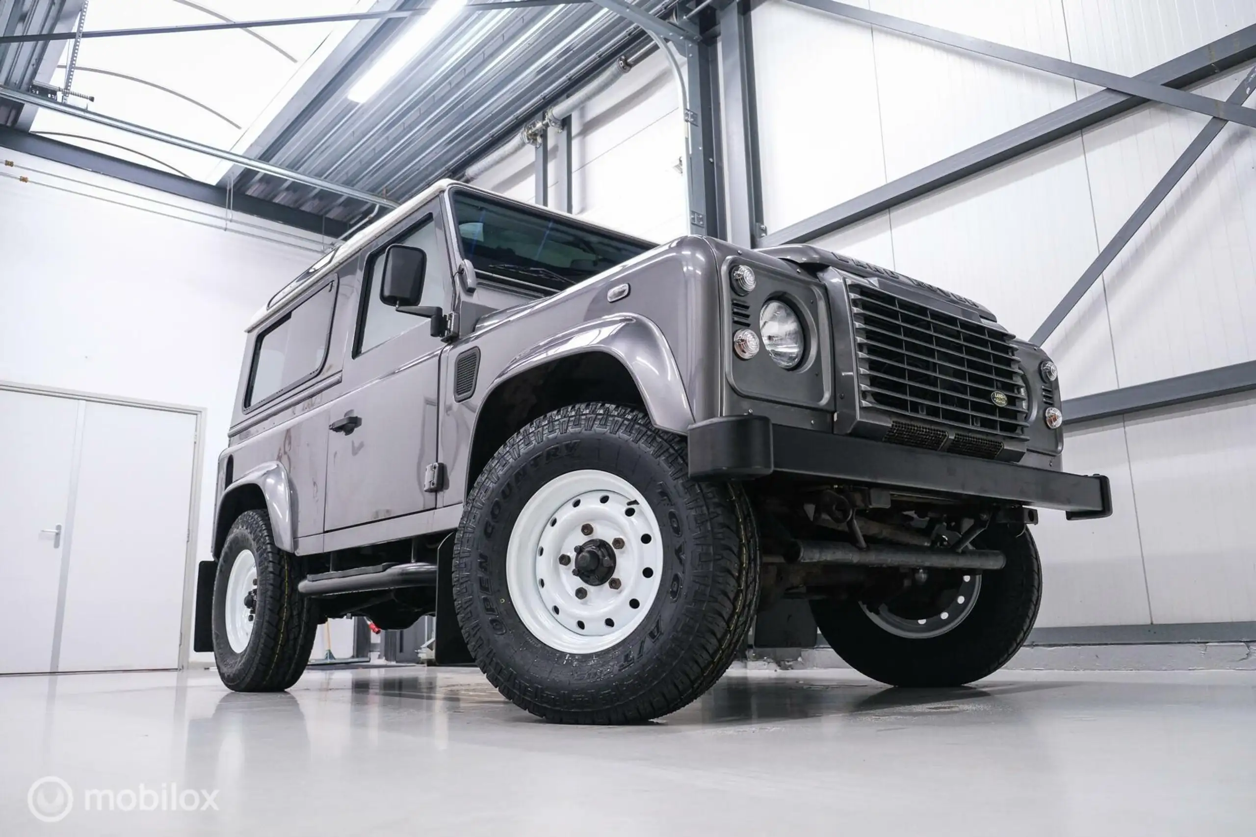 Land Rover - Defender