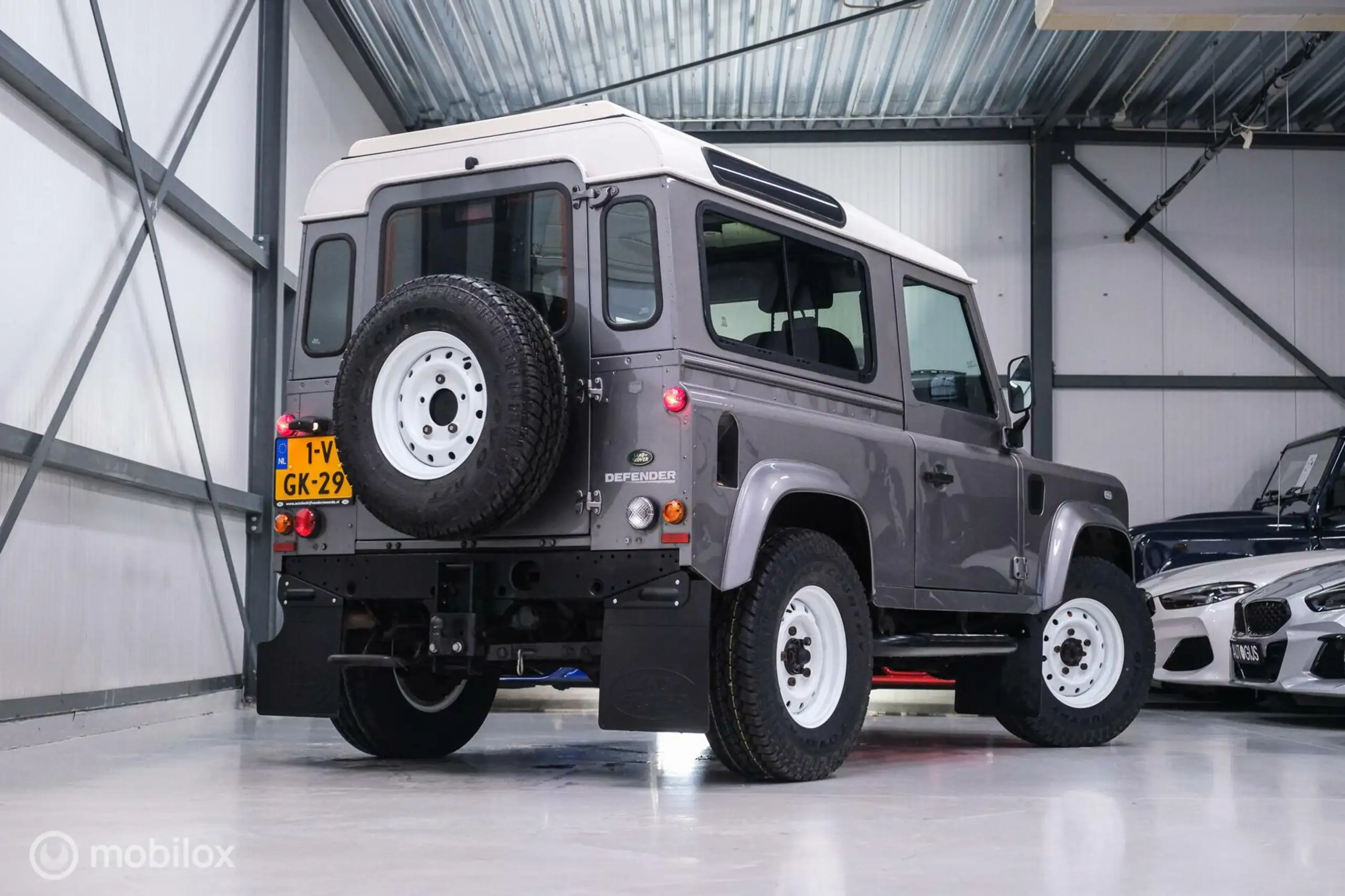 Land Rover - Defender