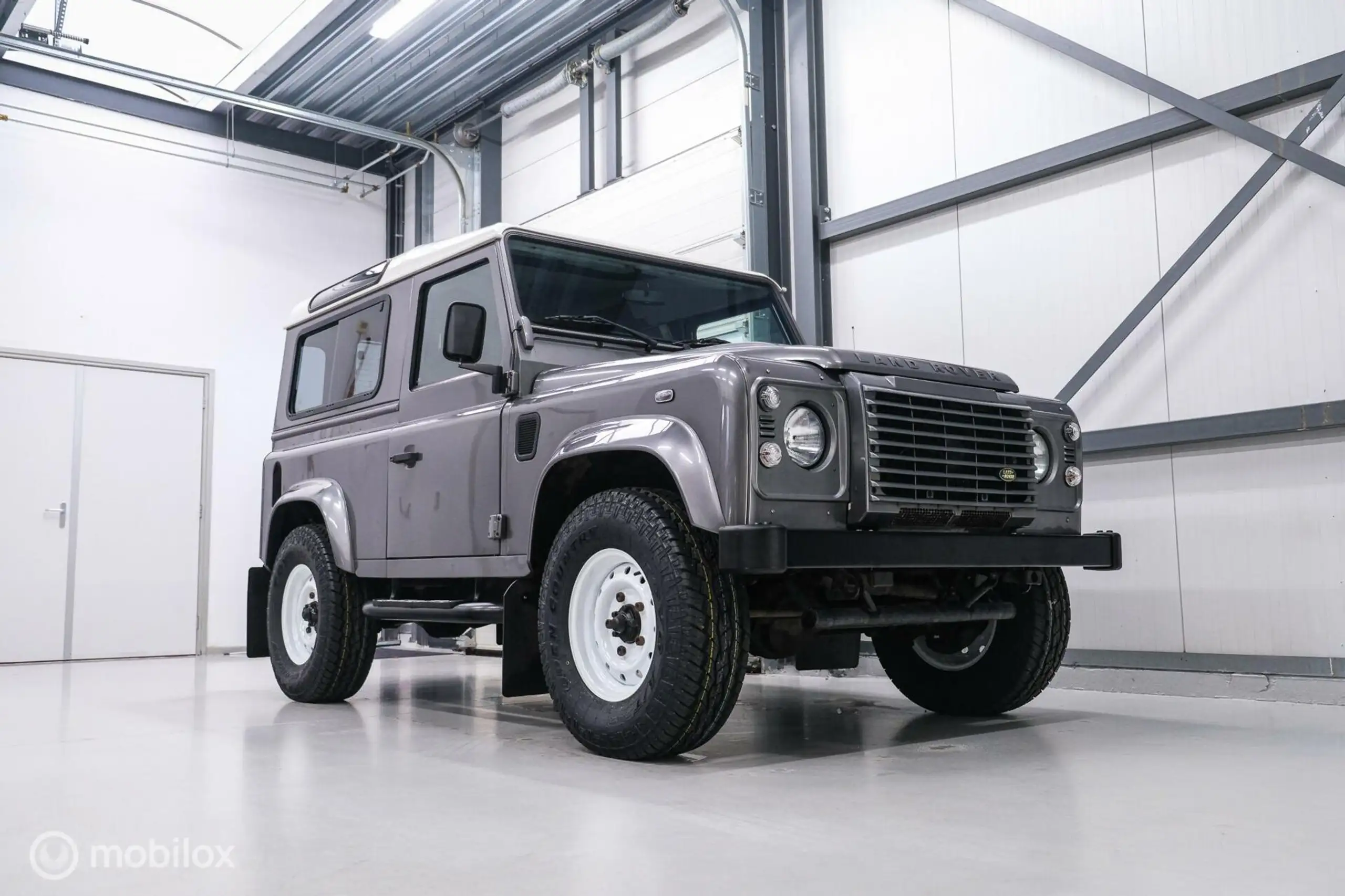 Land Rover - Defender