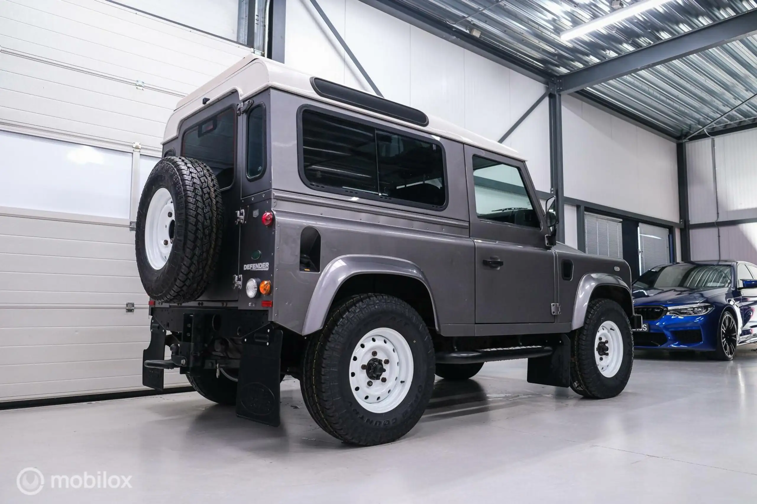 Land Rover - Defender