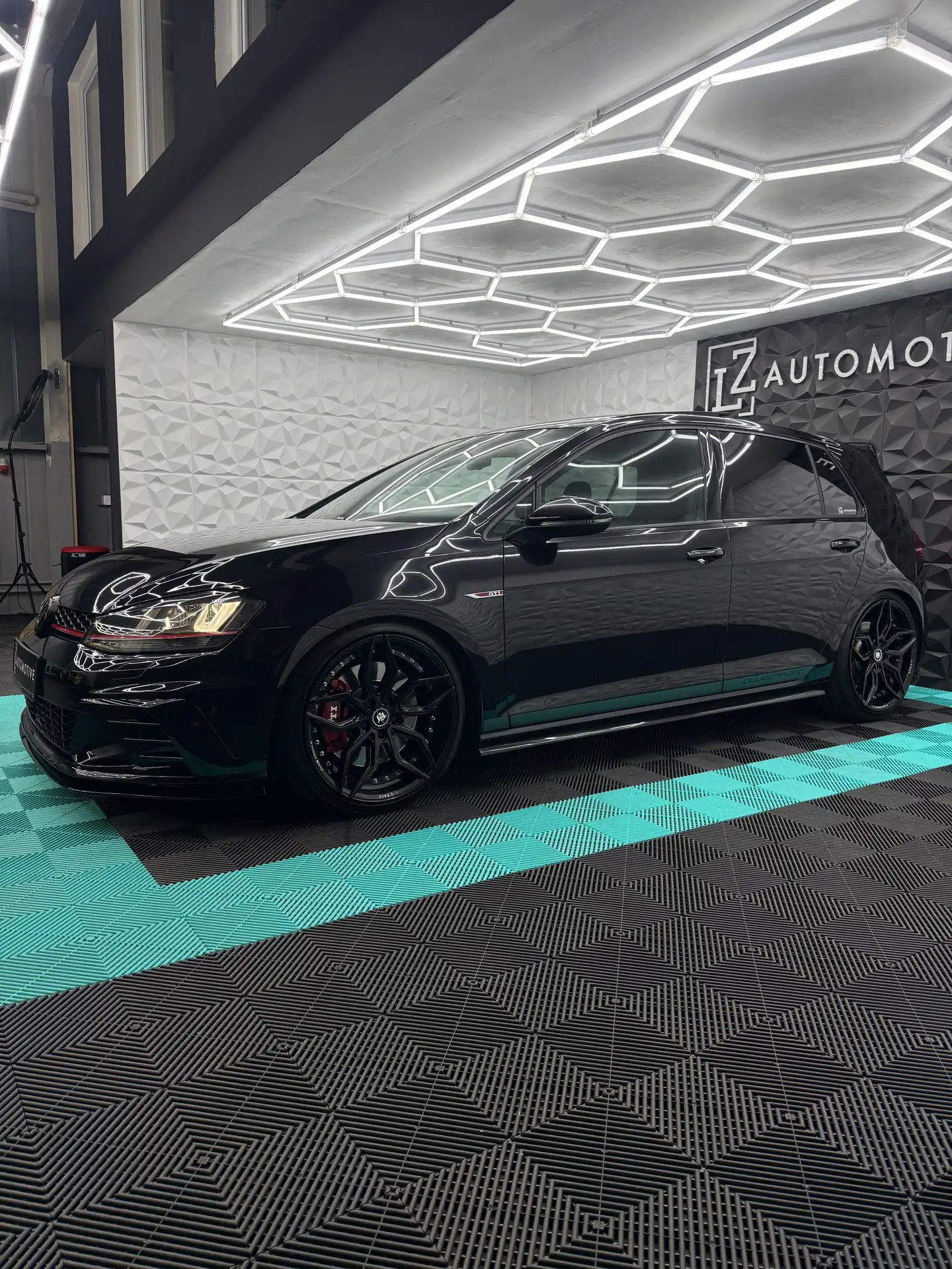 Volkswagen - Golf GTI