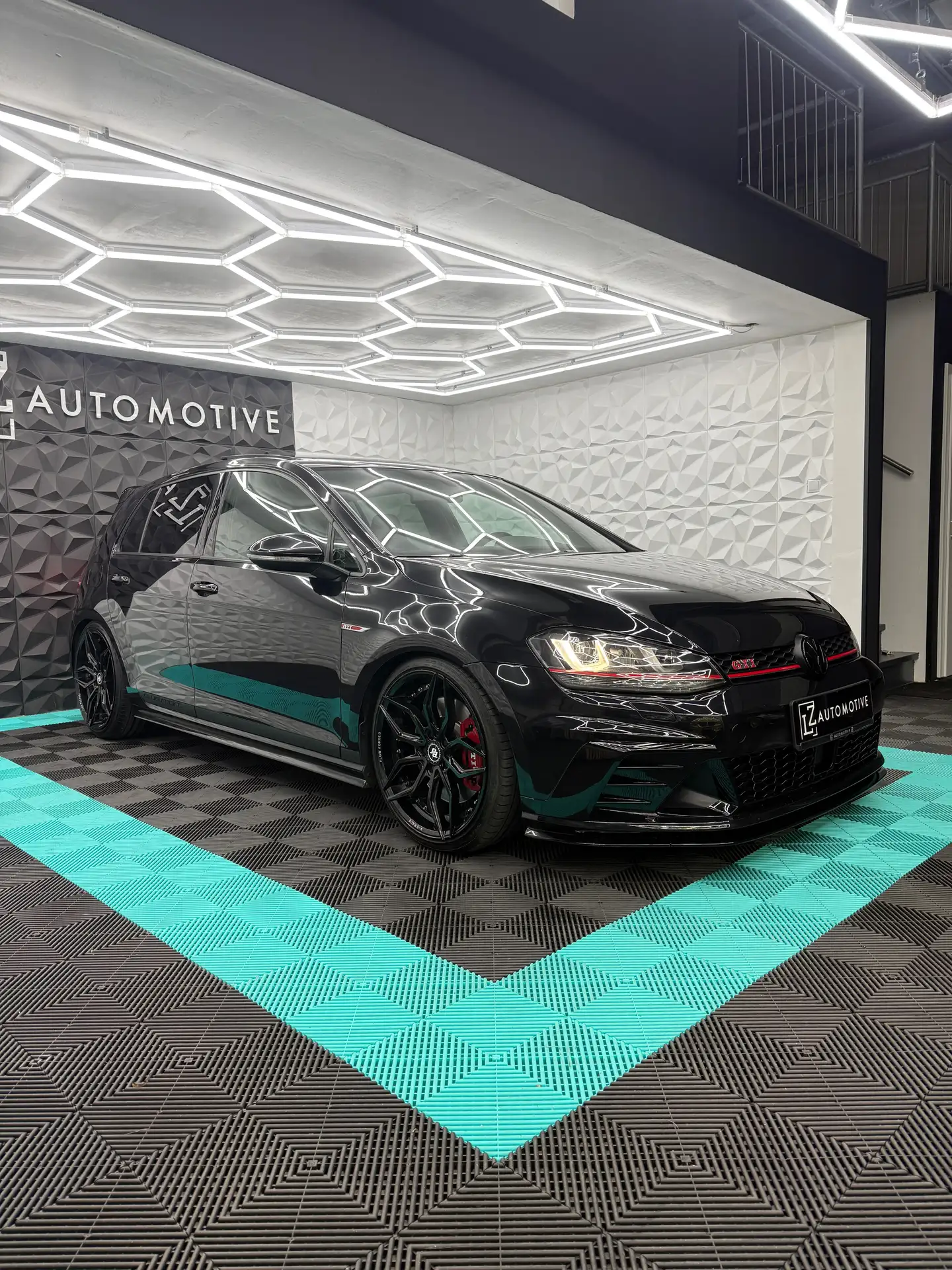 Volkswagen - Golf GTI