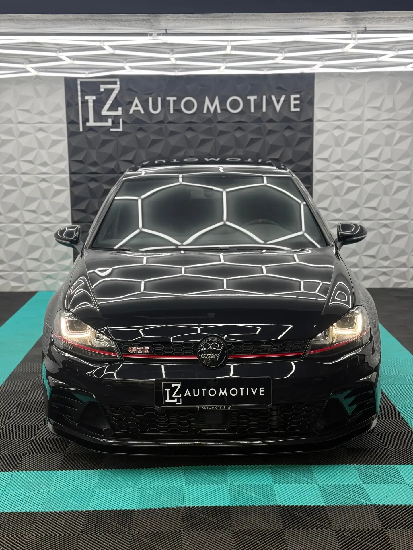 Volkswagen - Golf GTI