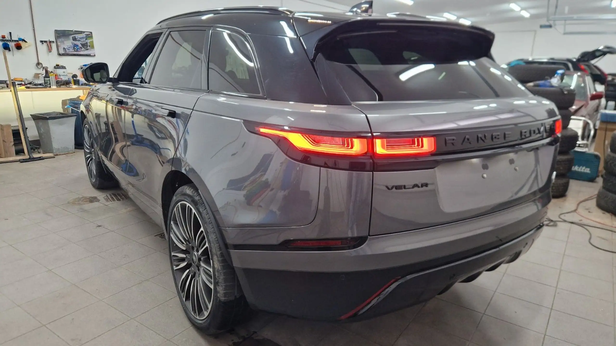 Land Rover - Range Rover Velar