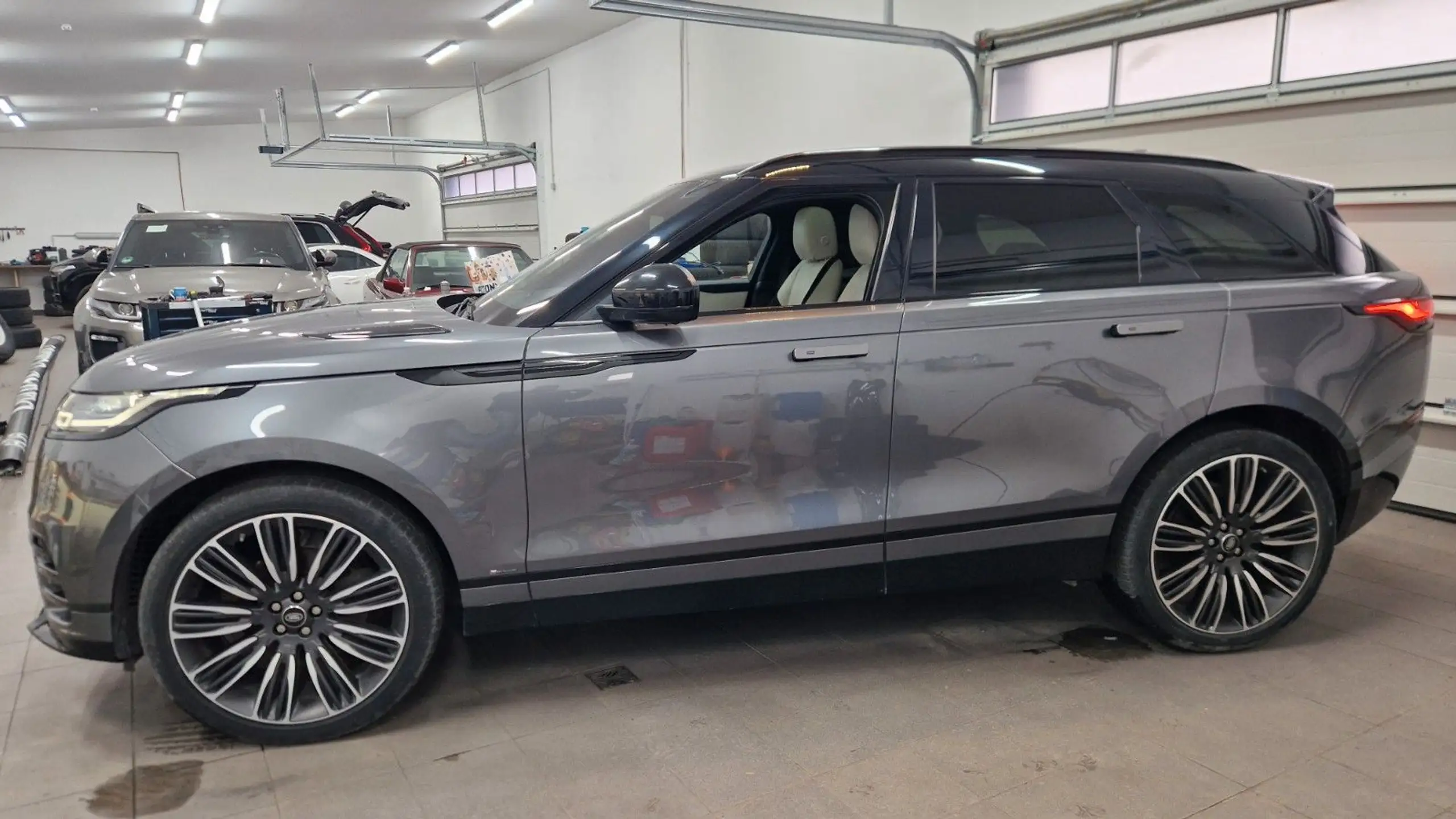 Land Rover - Range Rover Velar