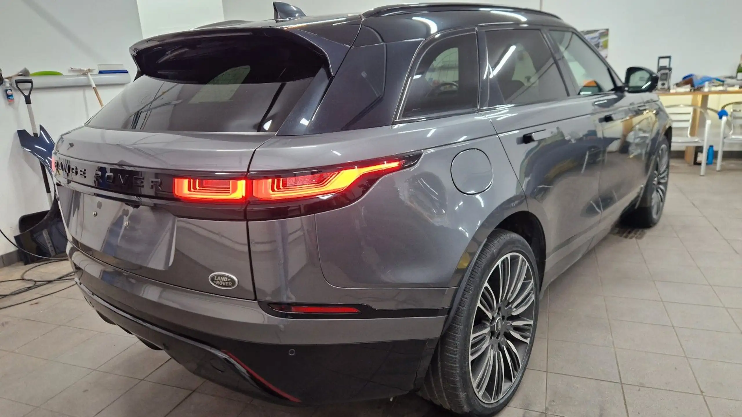 Land Rover - Range Rover Velar