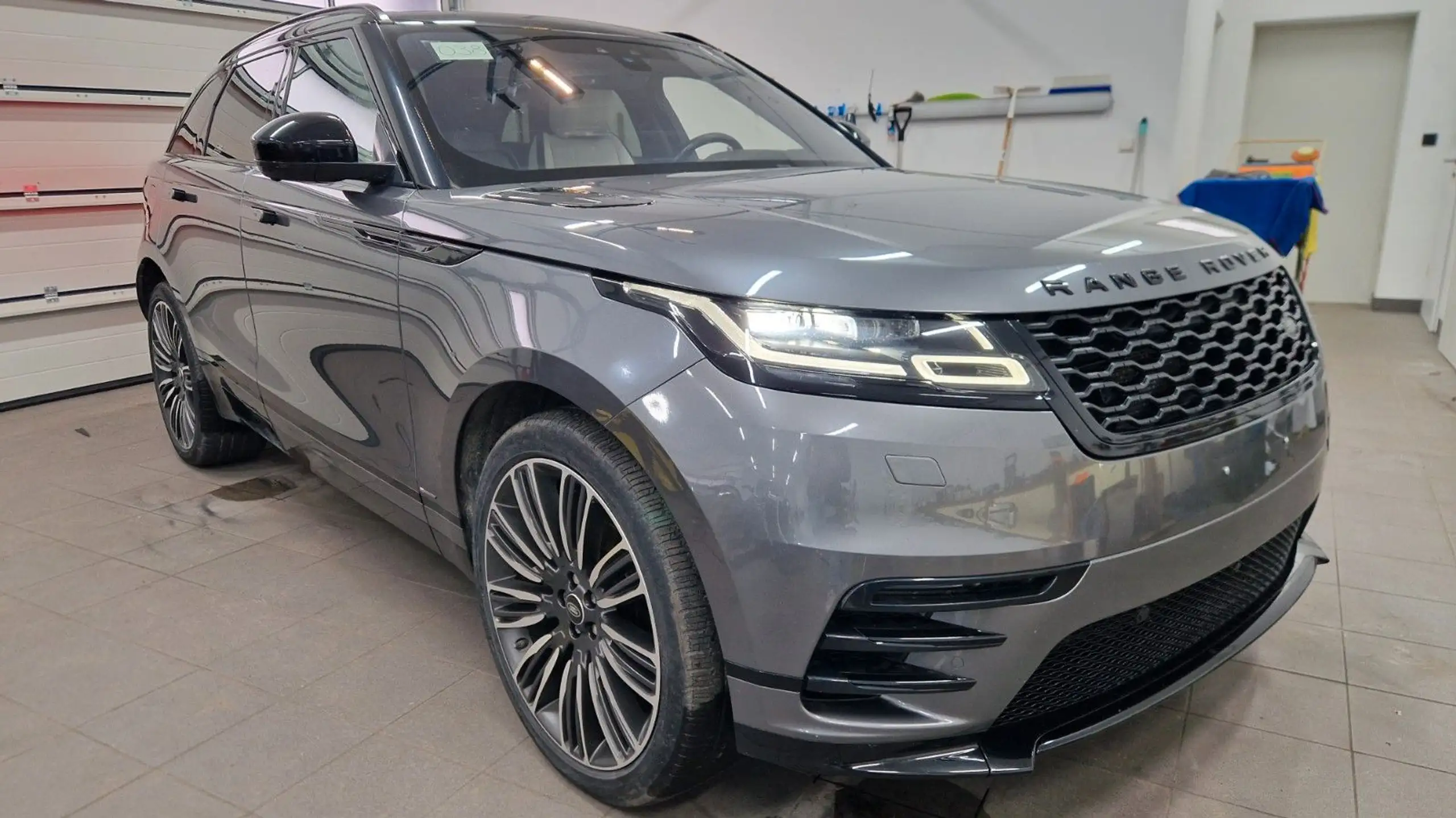 Land Rover - Range Rover Velar