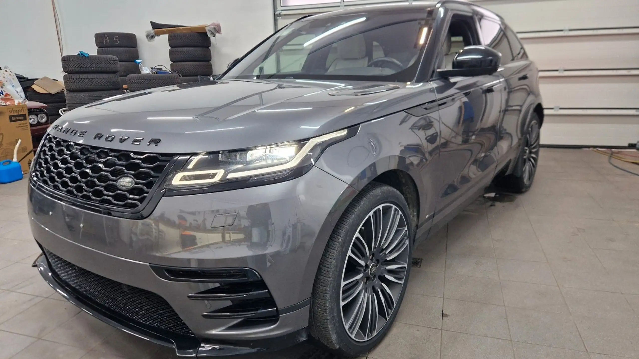 Land Rover - Range Rover Velar