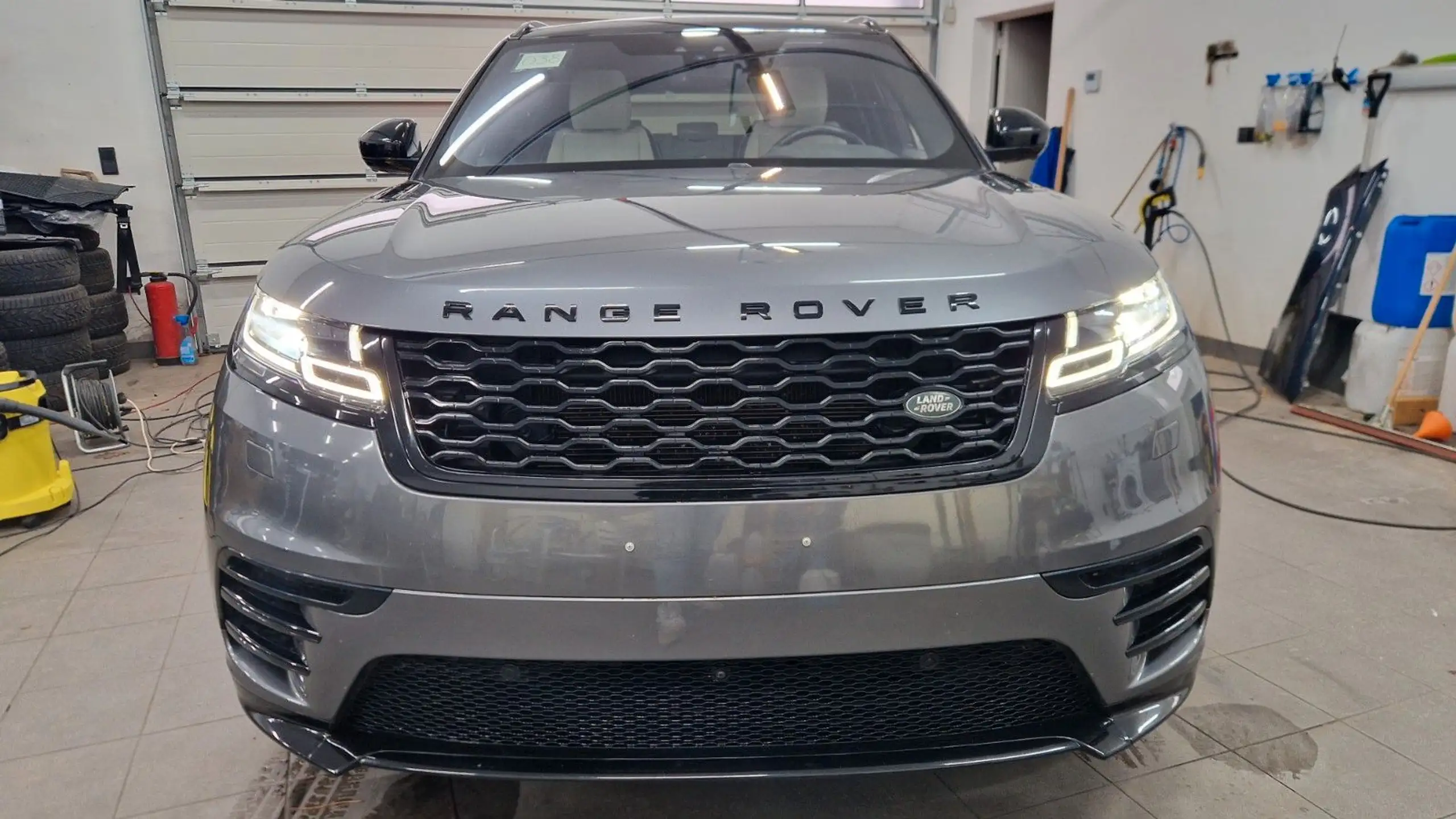 Land Rover - Range Rover Velar