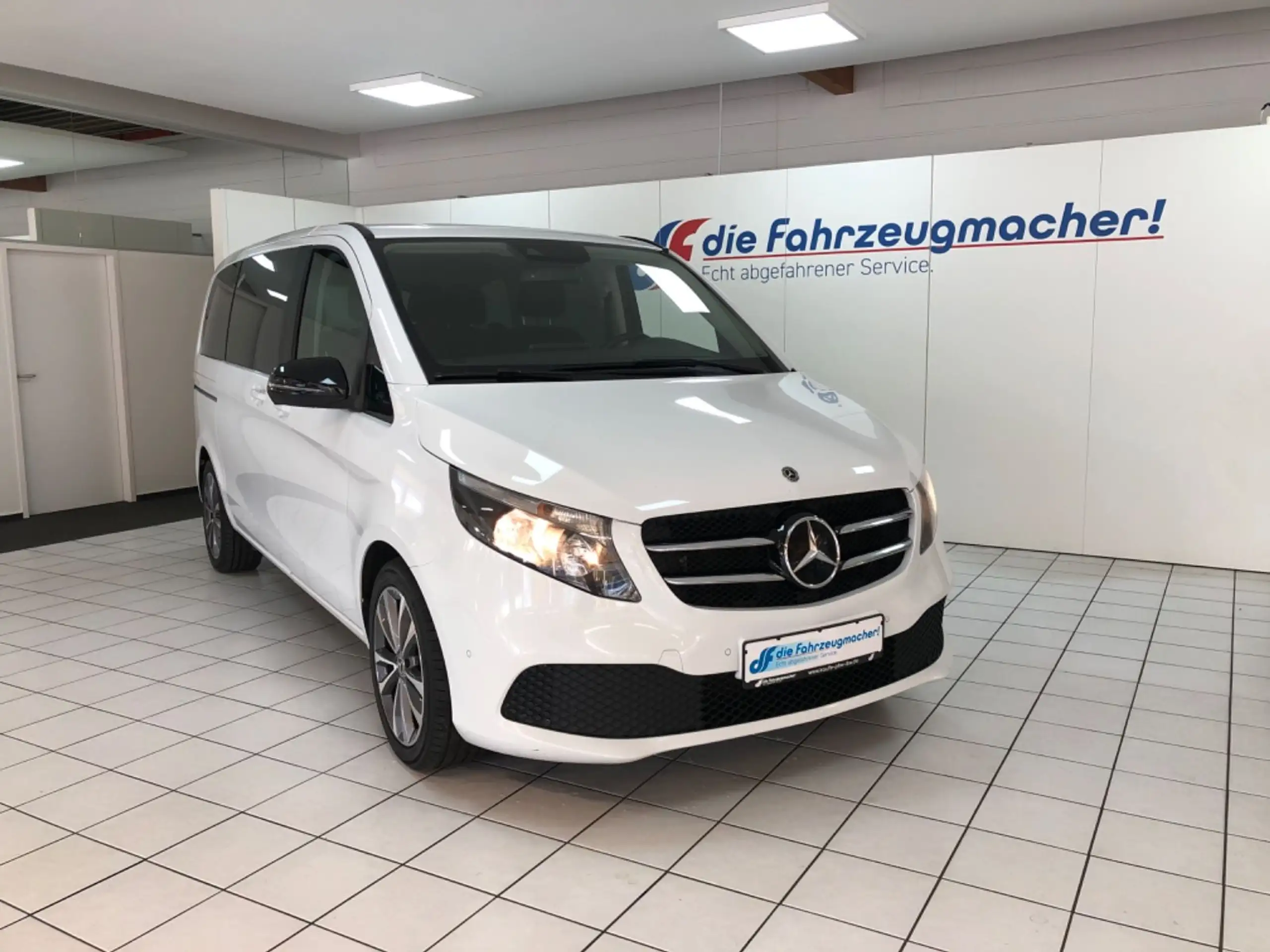 Mercedes-Benz - V 220