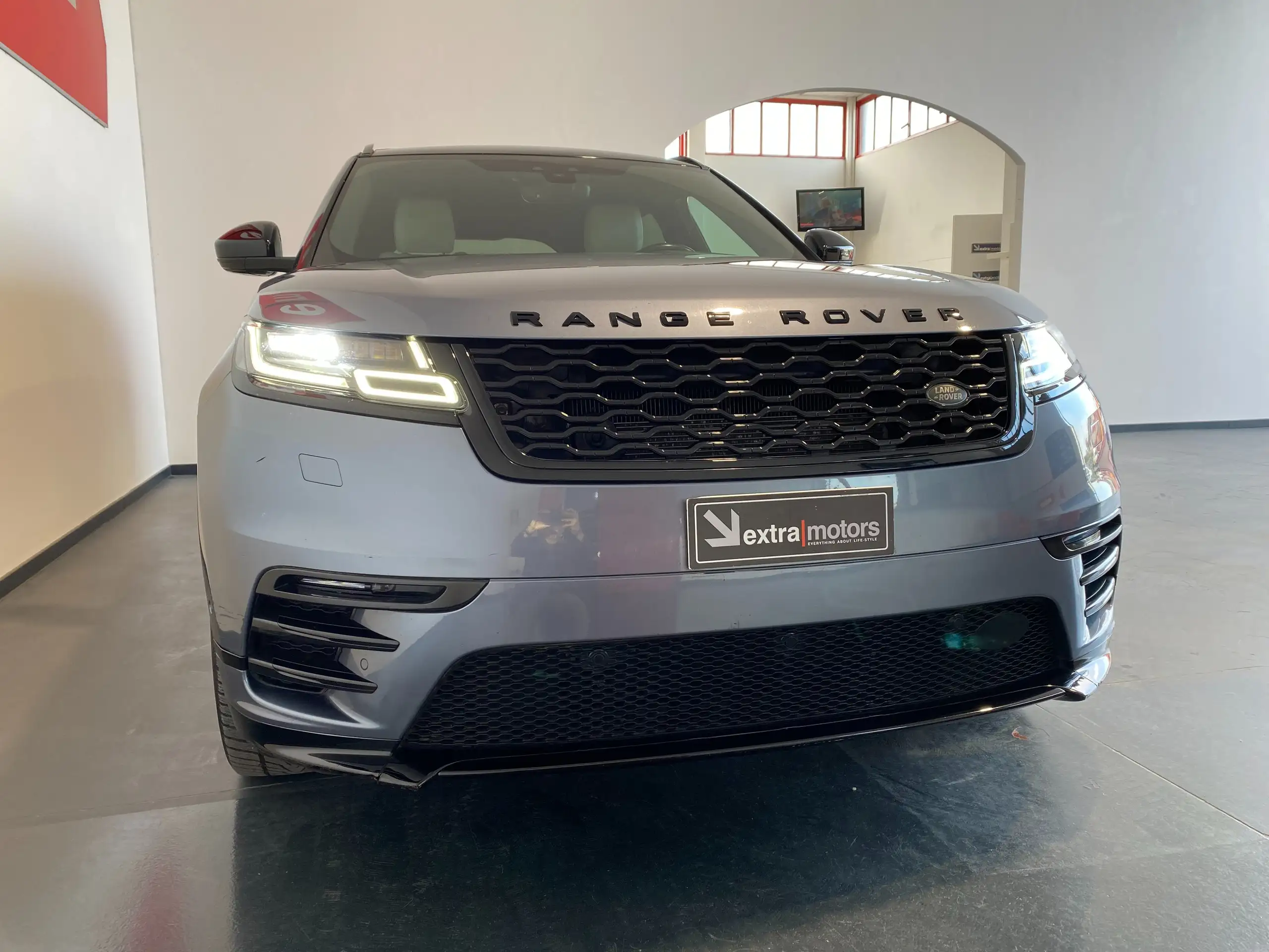 Land Rover - Range Rover Velar