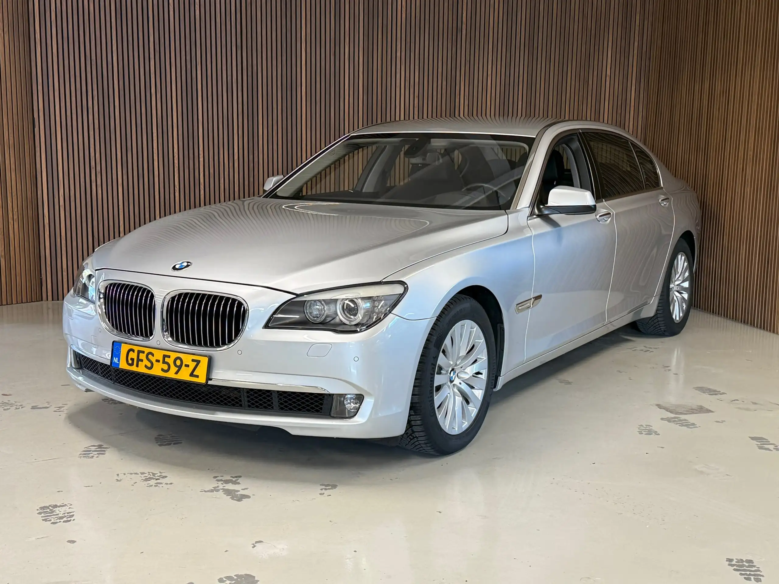 BMW - 750