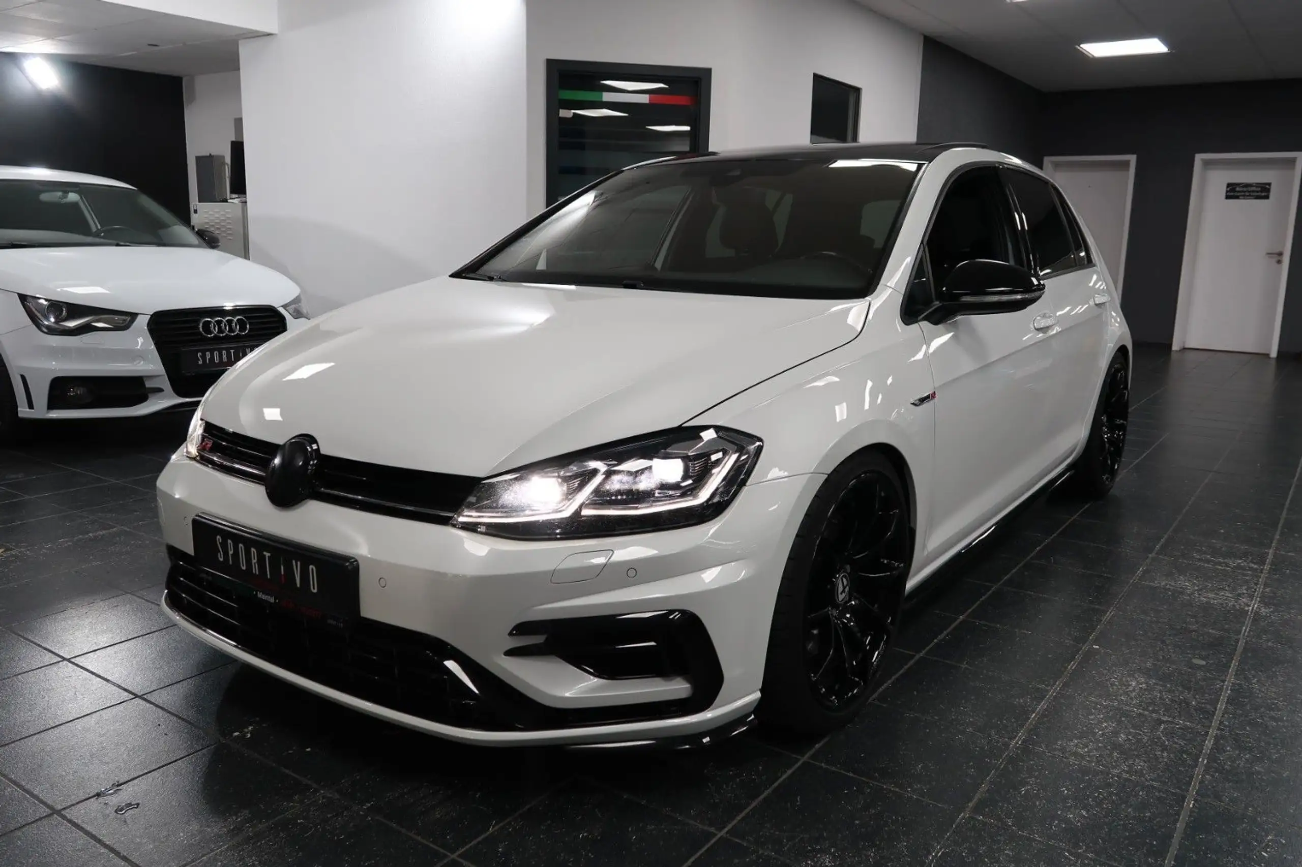 Volkswagen - Golf