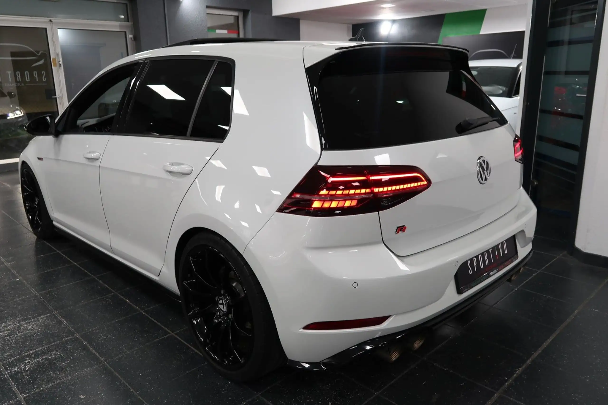 Volkswagen - Golf