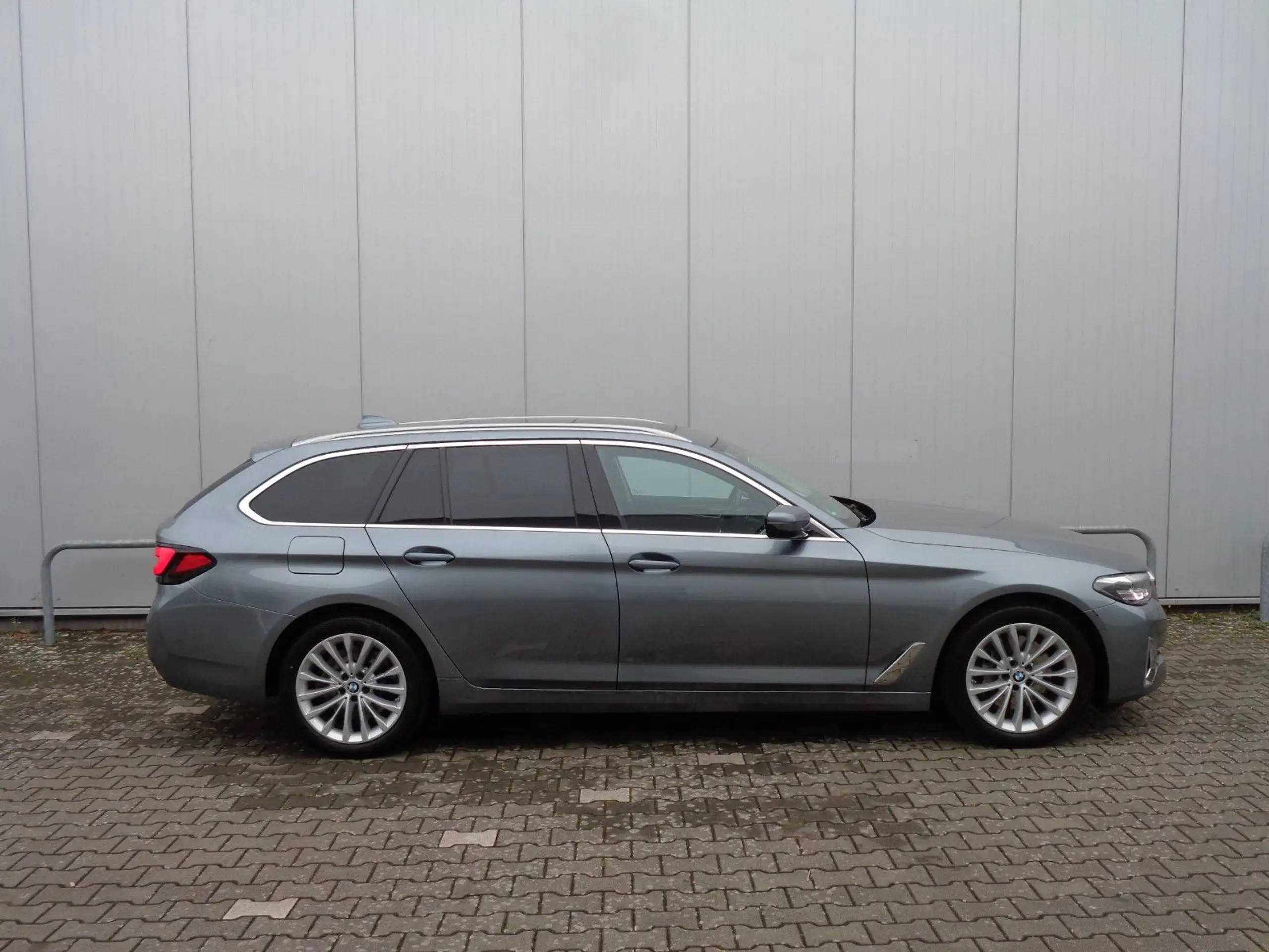 BMW - 530