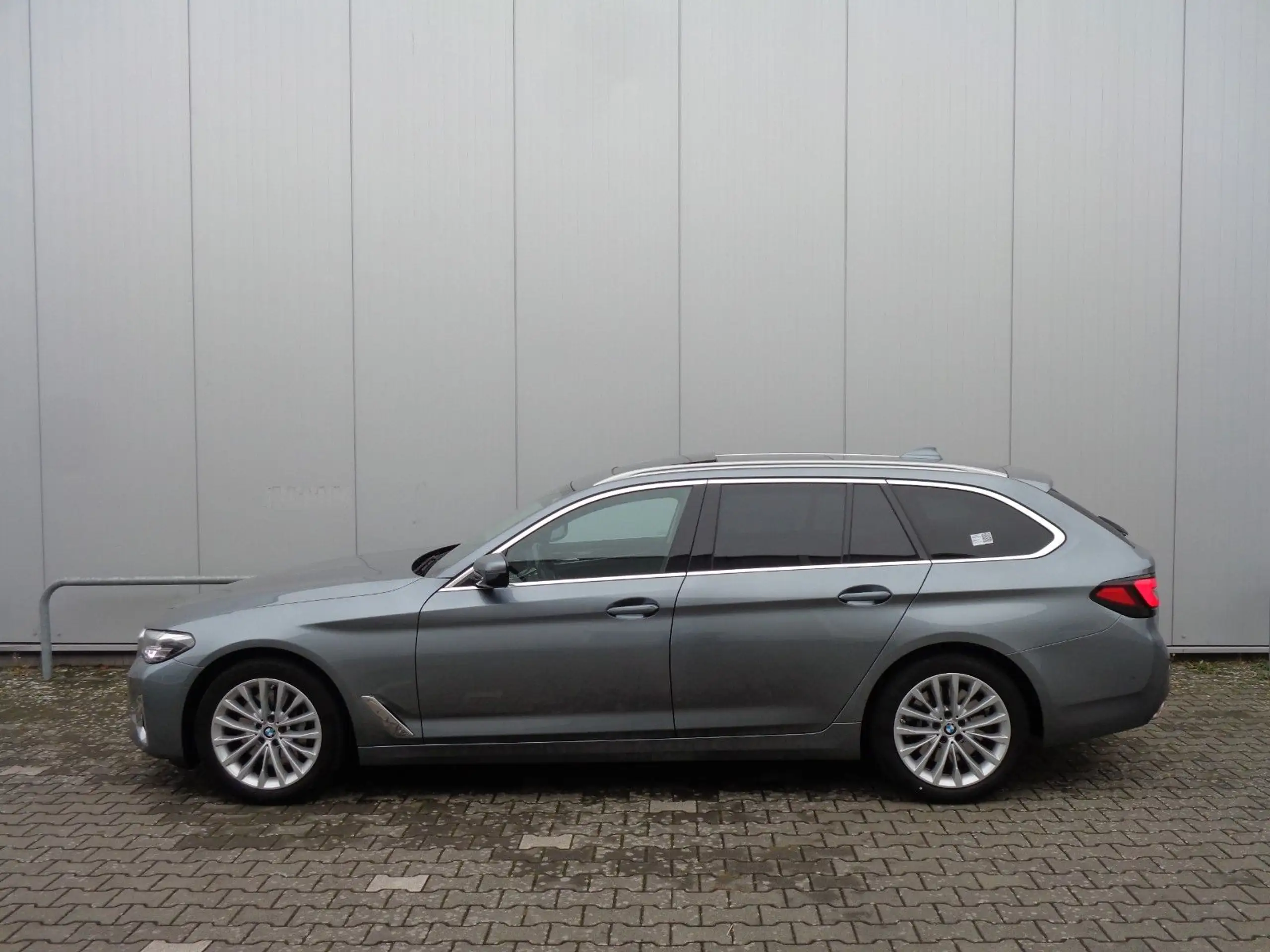 BMW - 530