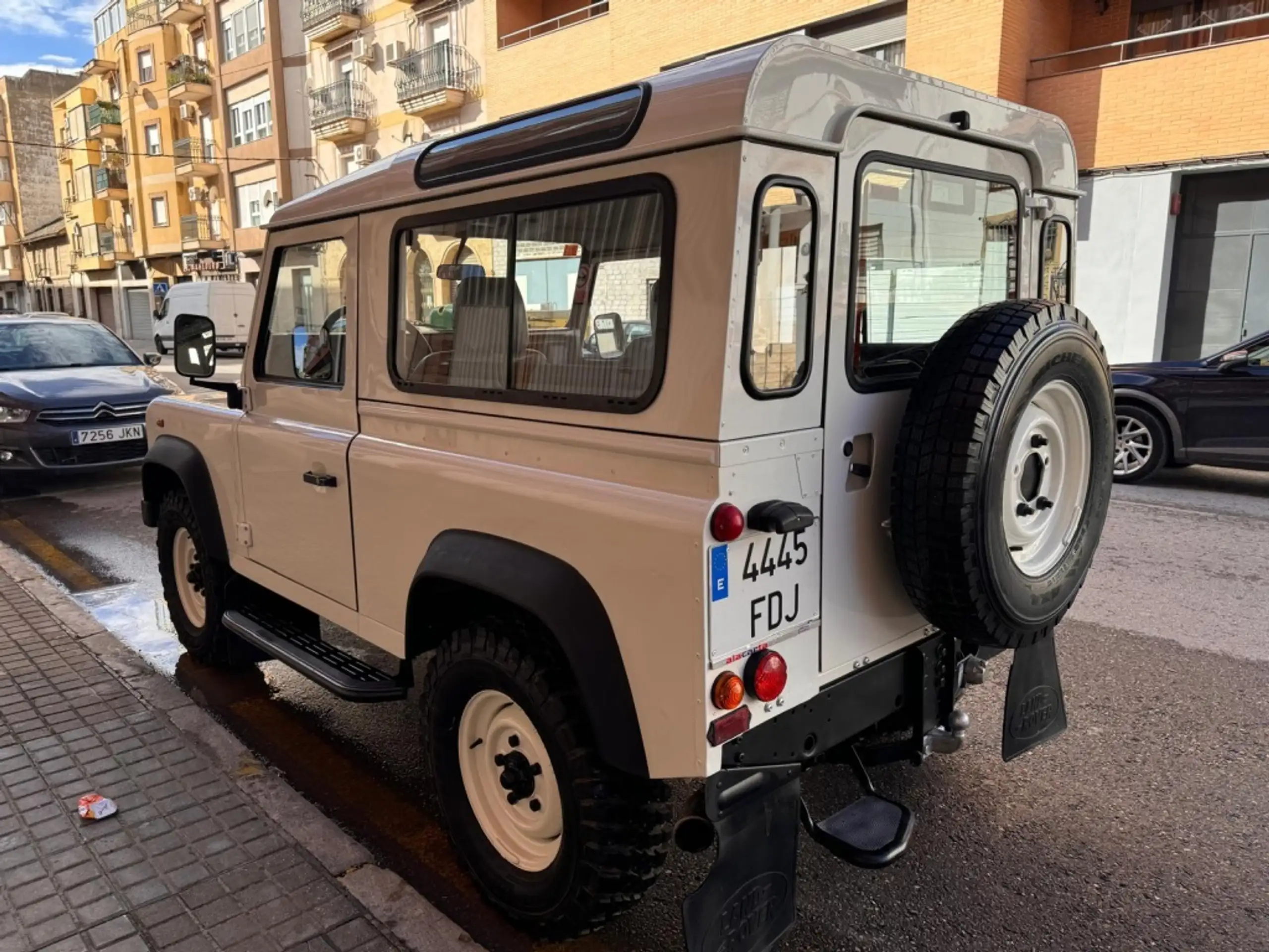 Land Rover - Defender