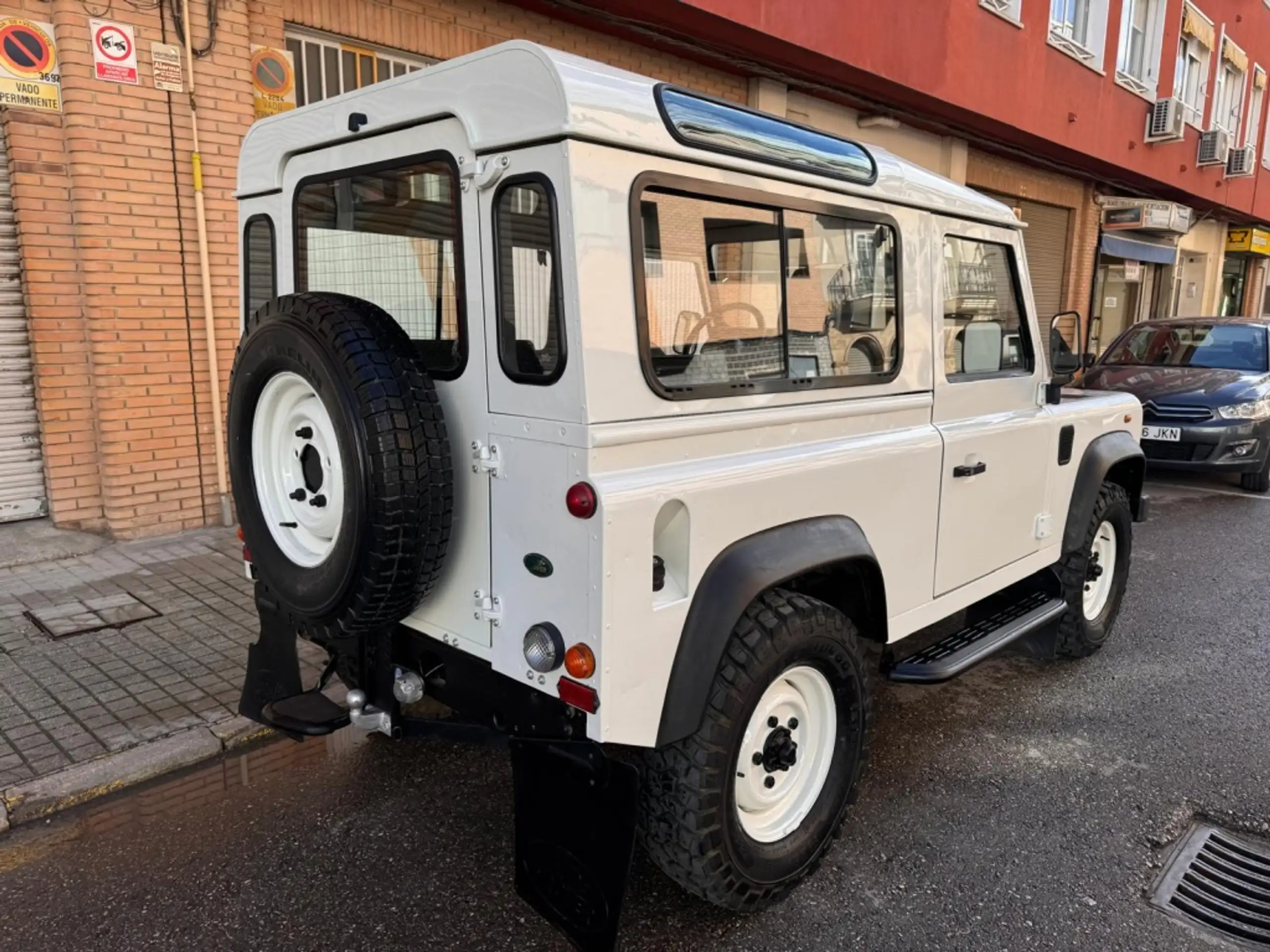 Land Rover - Defender