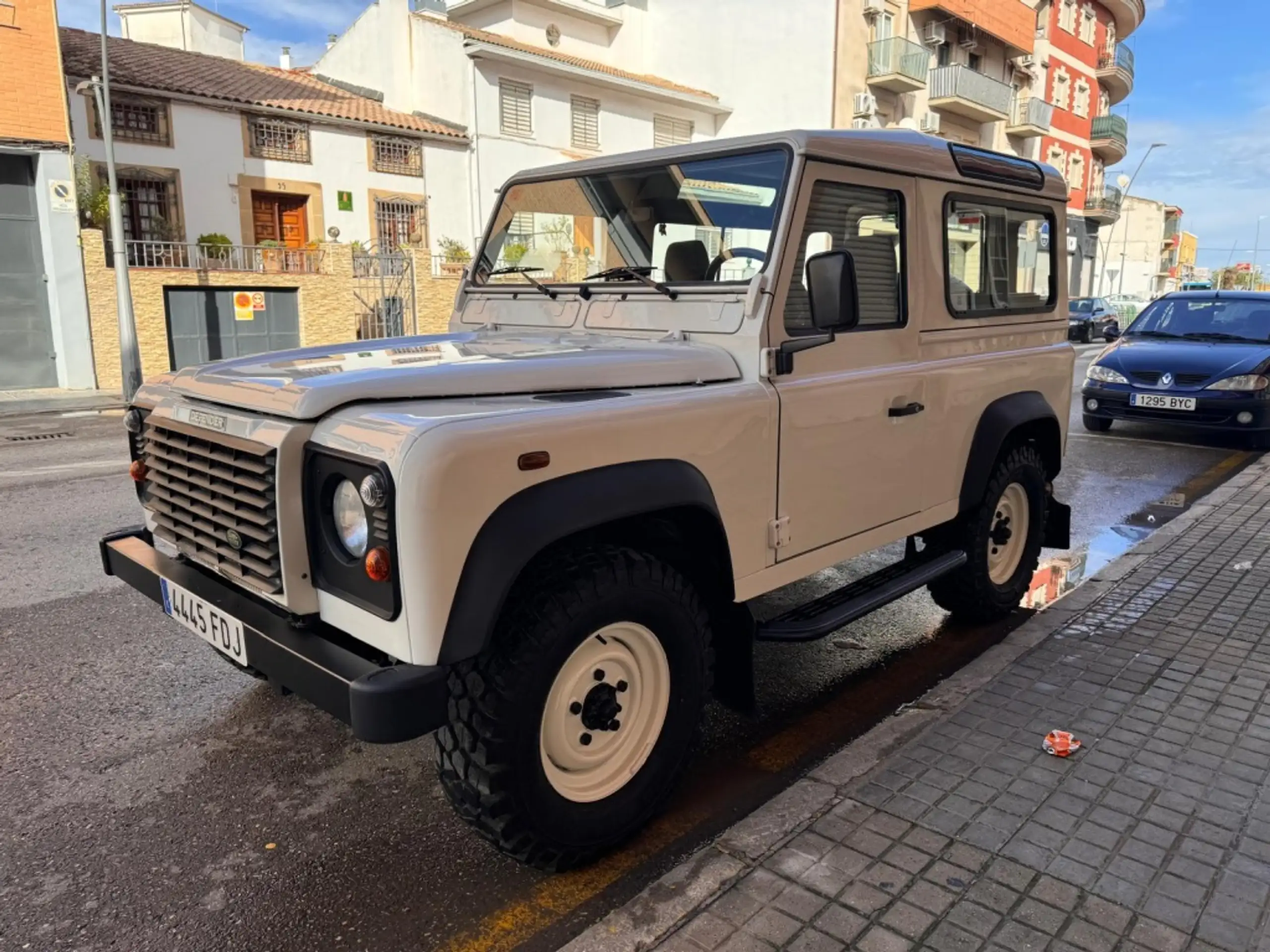 Land Rover - Defender