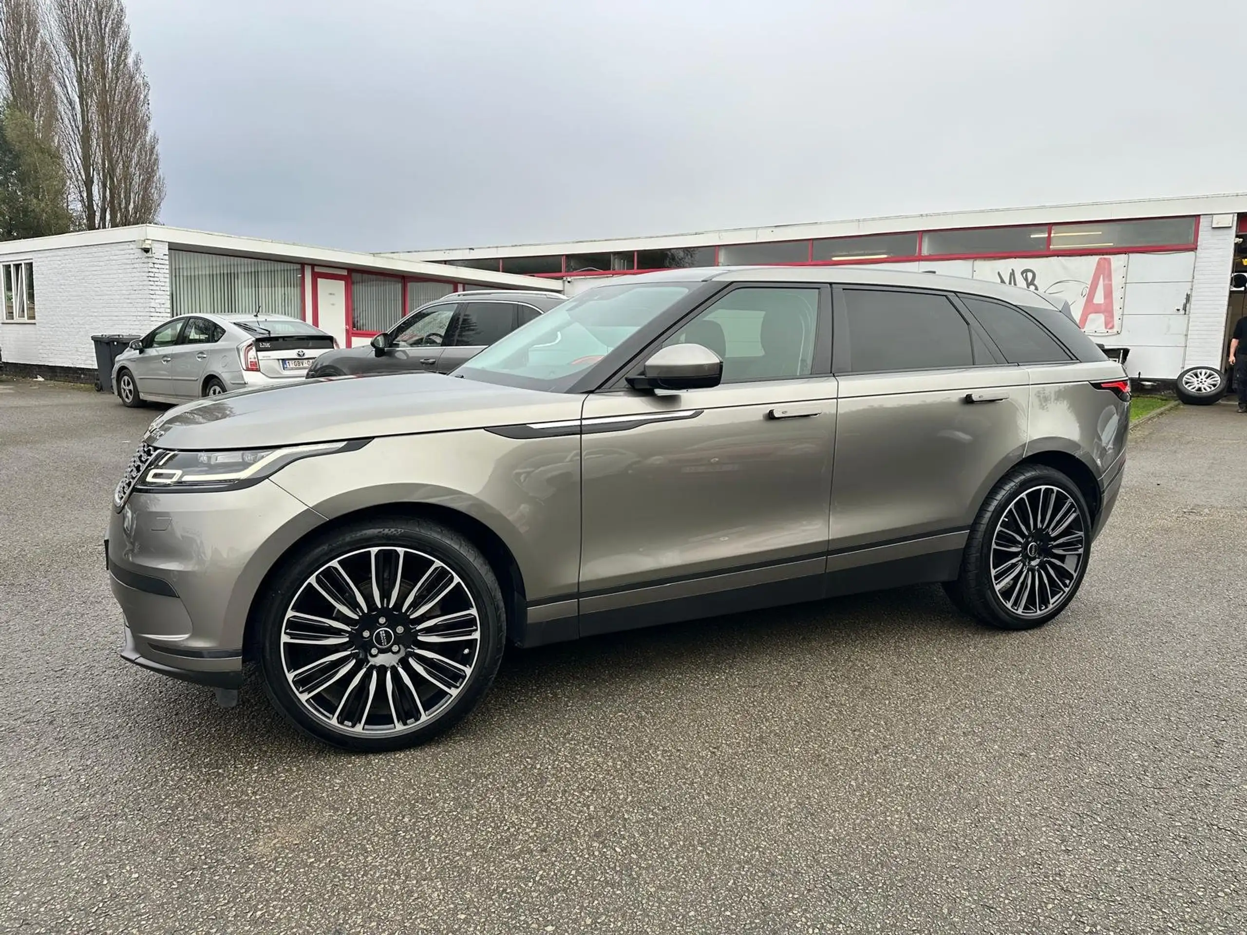 Land Rover - Range Rover Velar