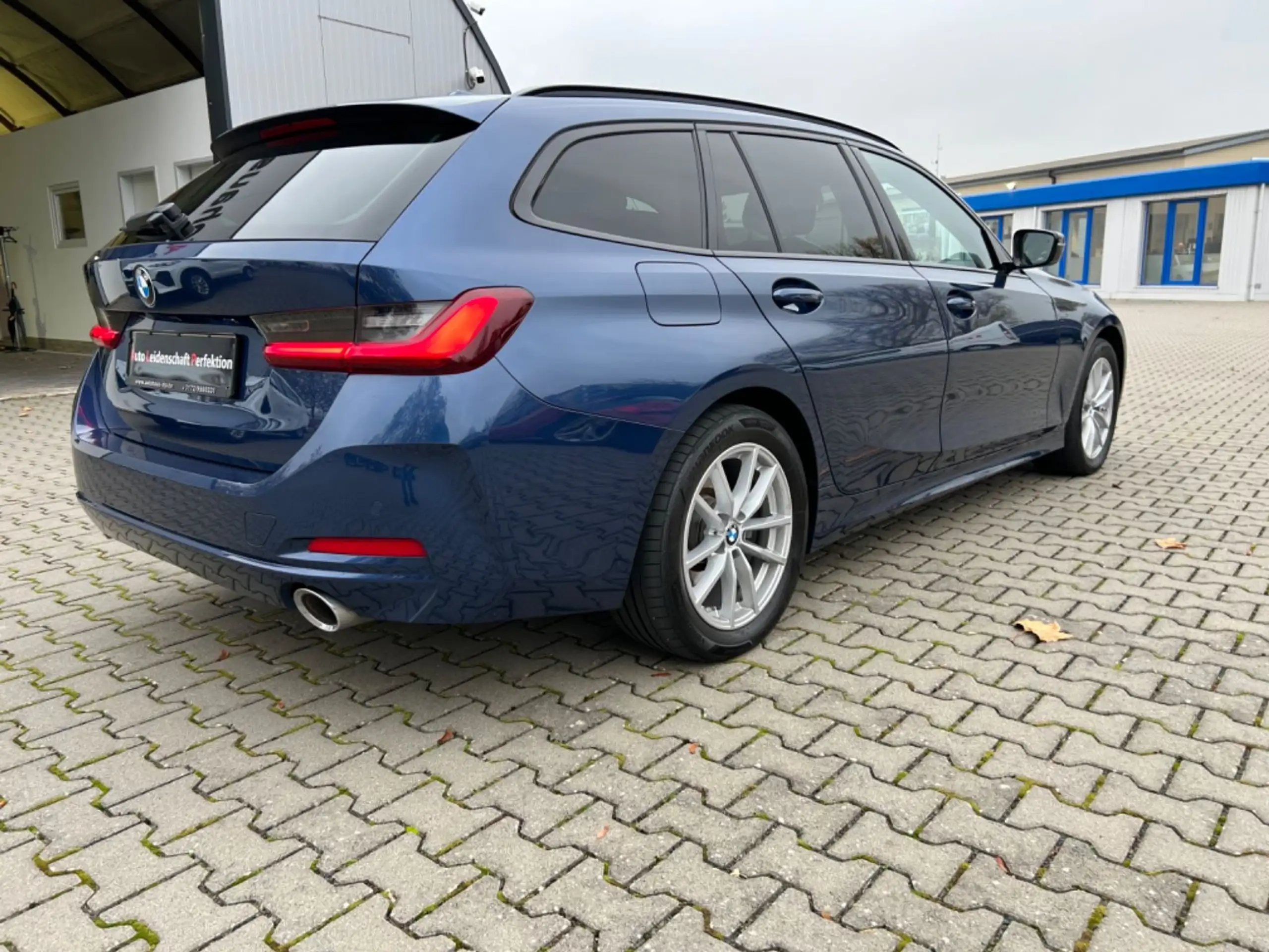 BMW - 320