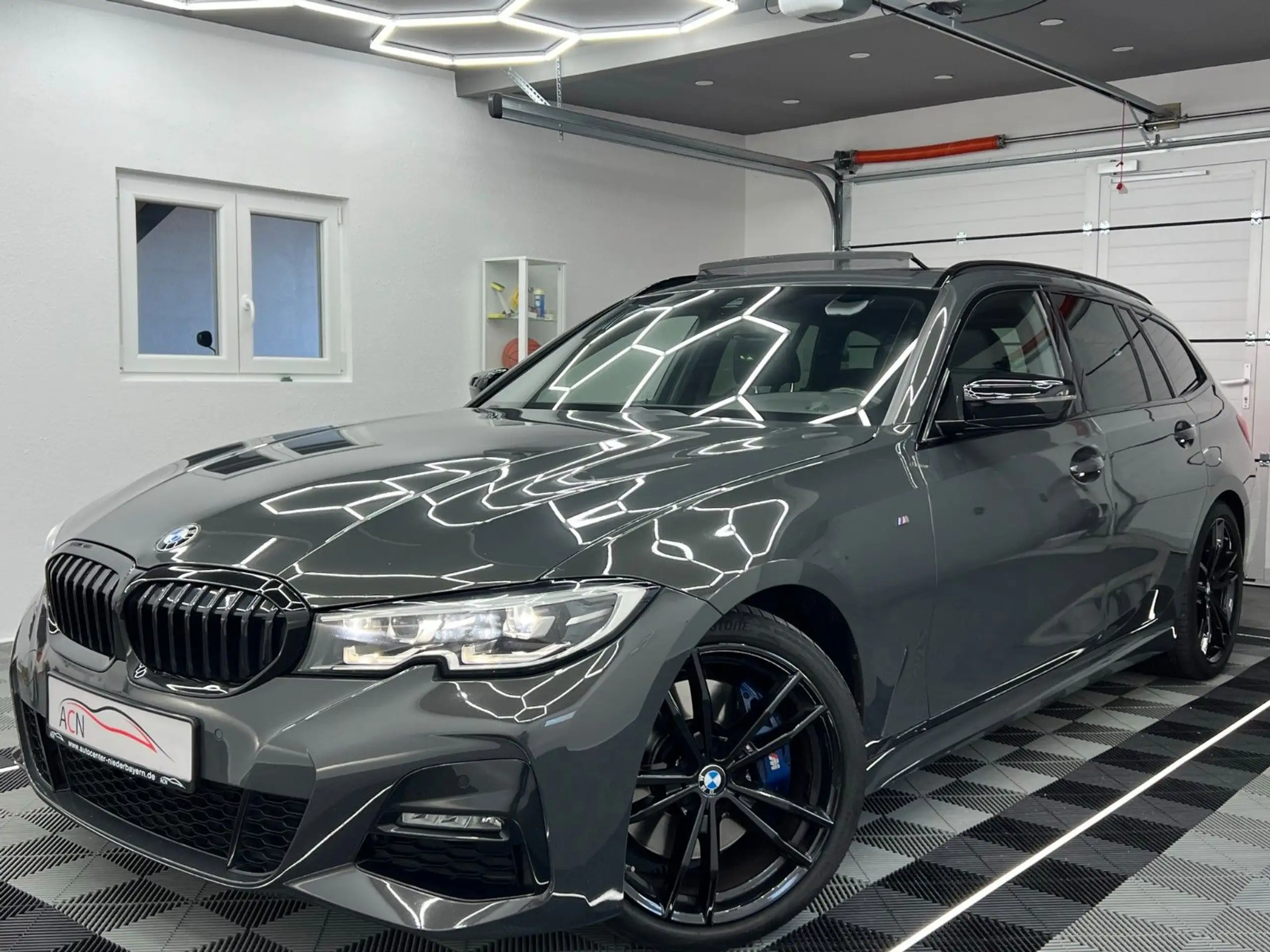 BMW 330 2019