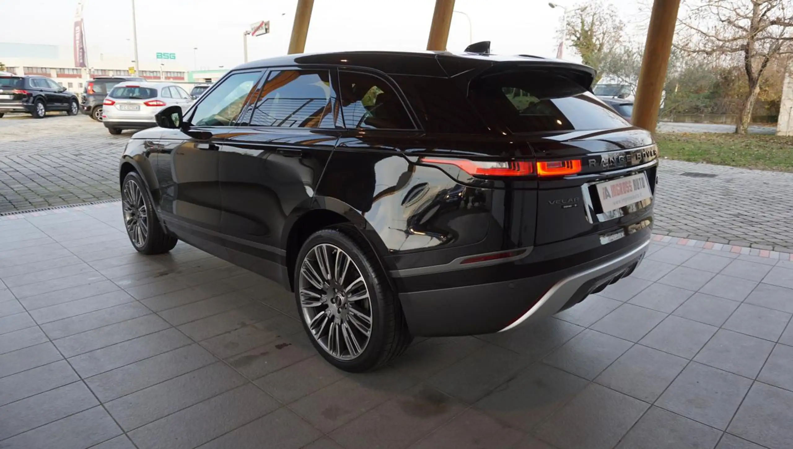 Land Rover - Range Rover Velar