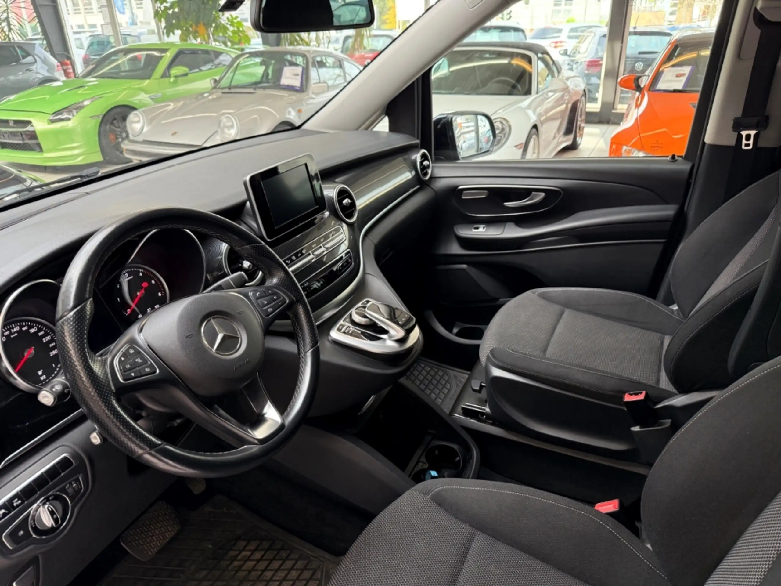 Mercedes-Benz - V 220