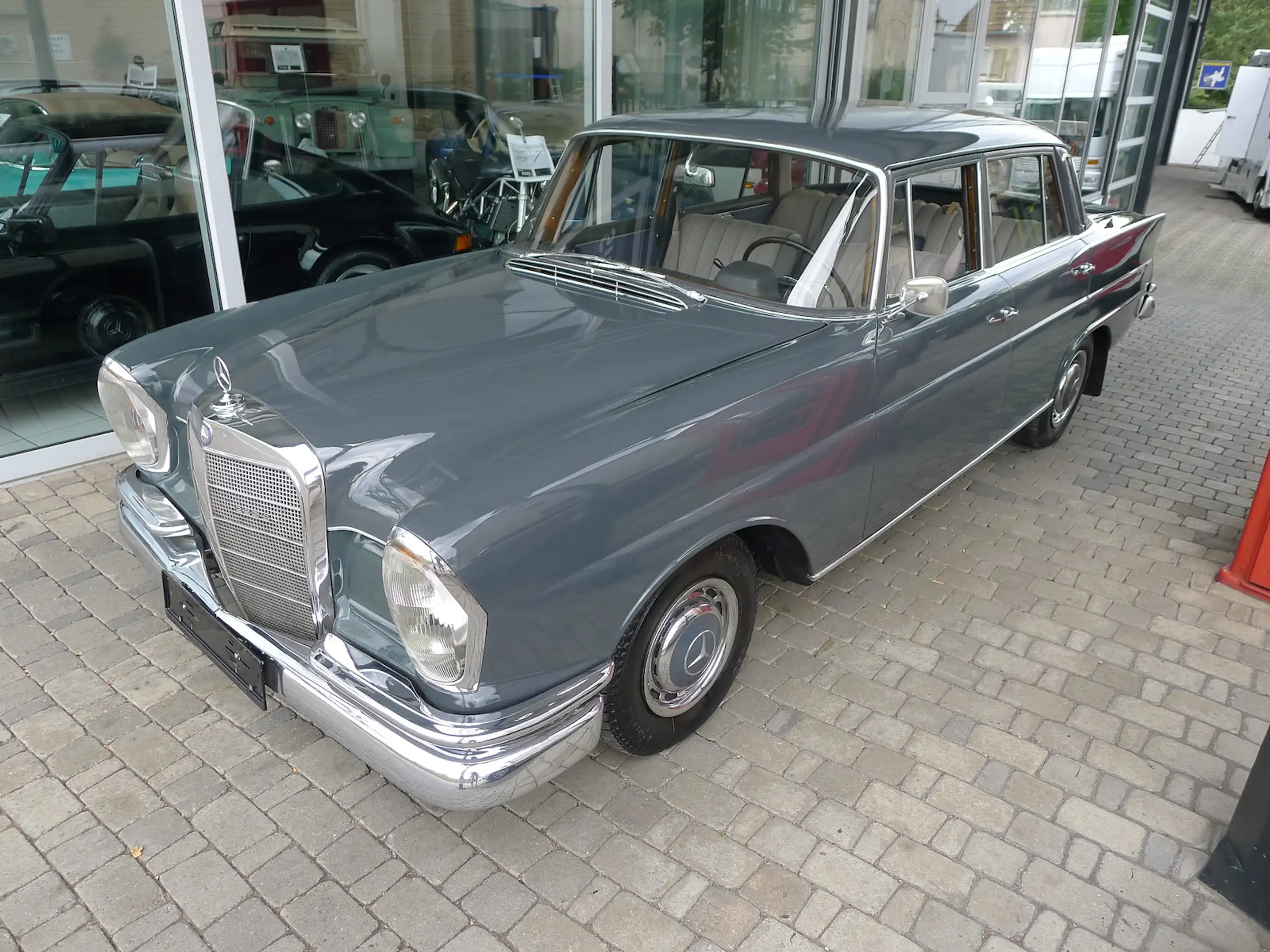 Mercedes-Benz - 220