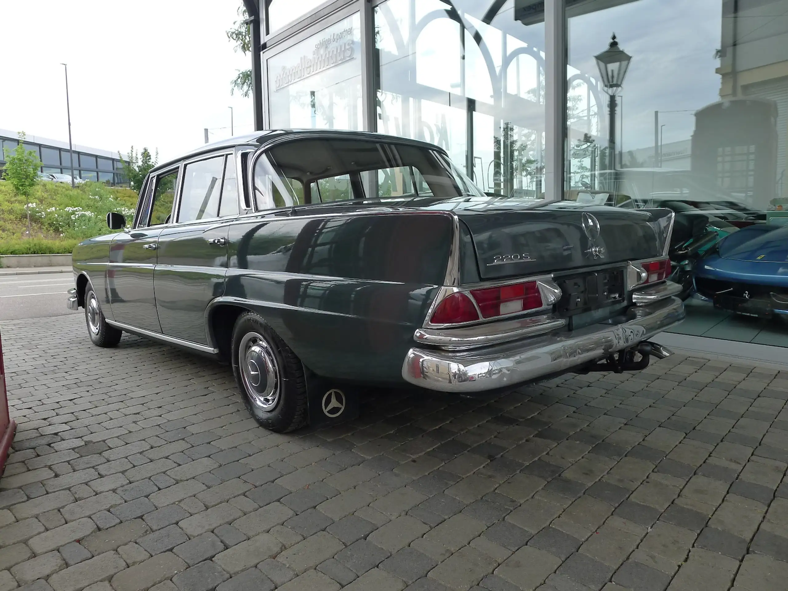 Mercedes-Benz - 220