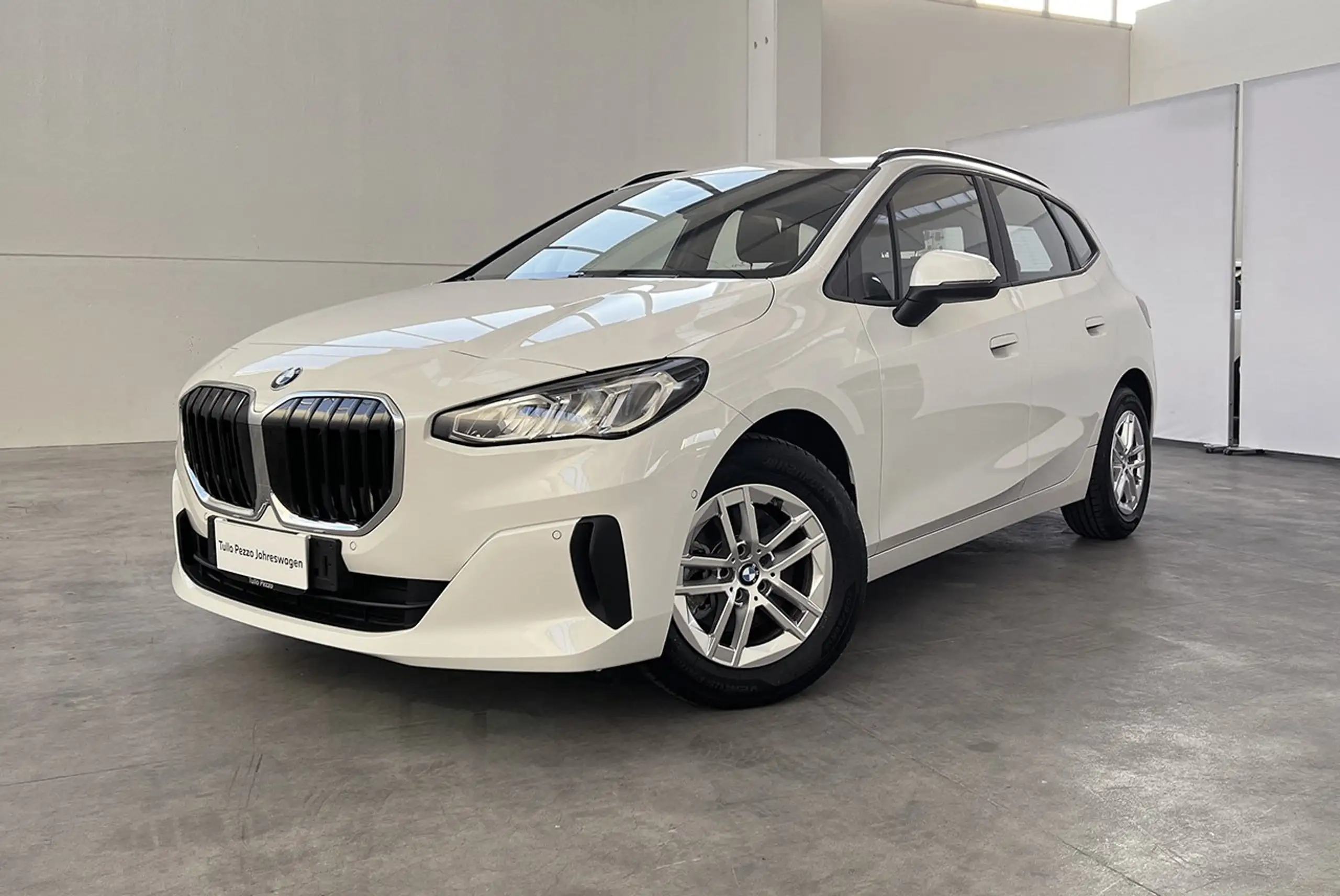 BMW 216 2024