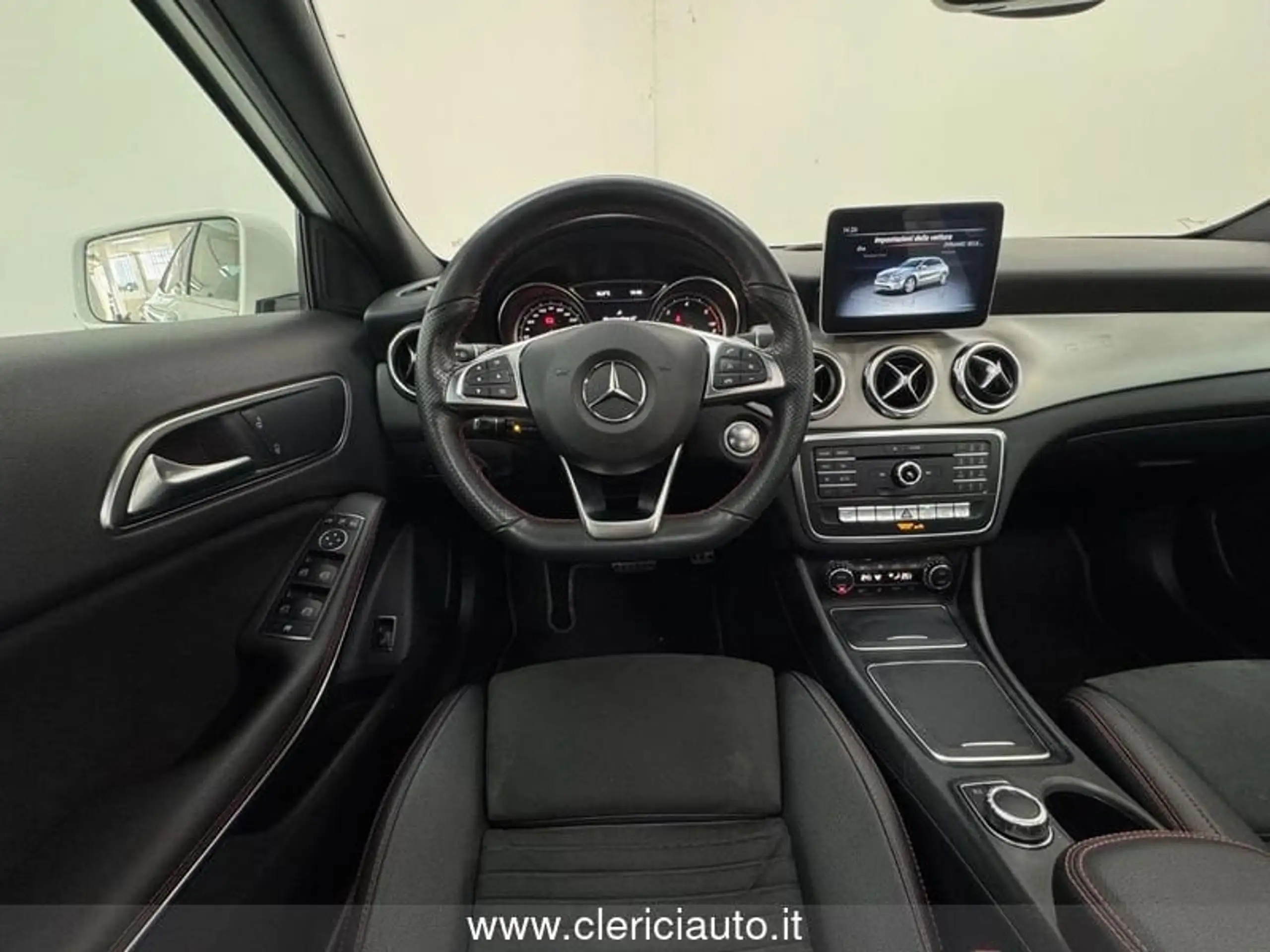 Mercedes-Benz - GLA 200