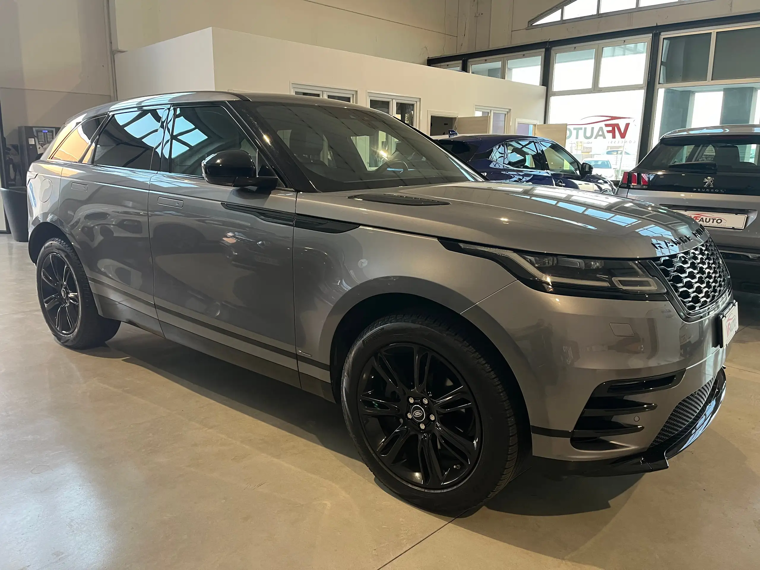 Land Rover - Range Rover Velar