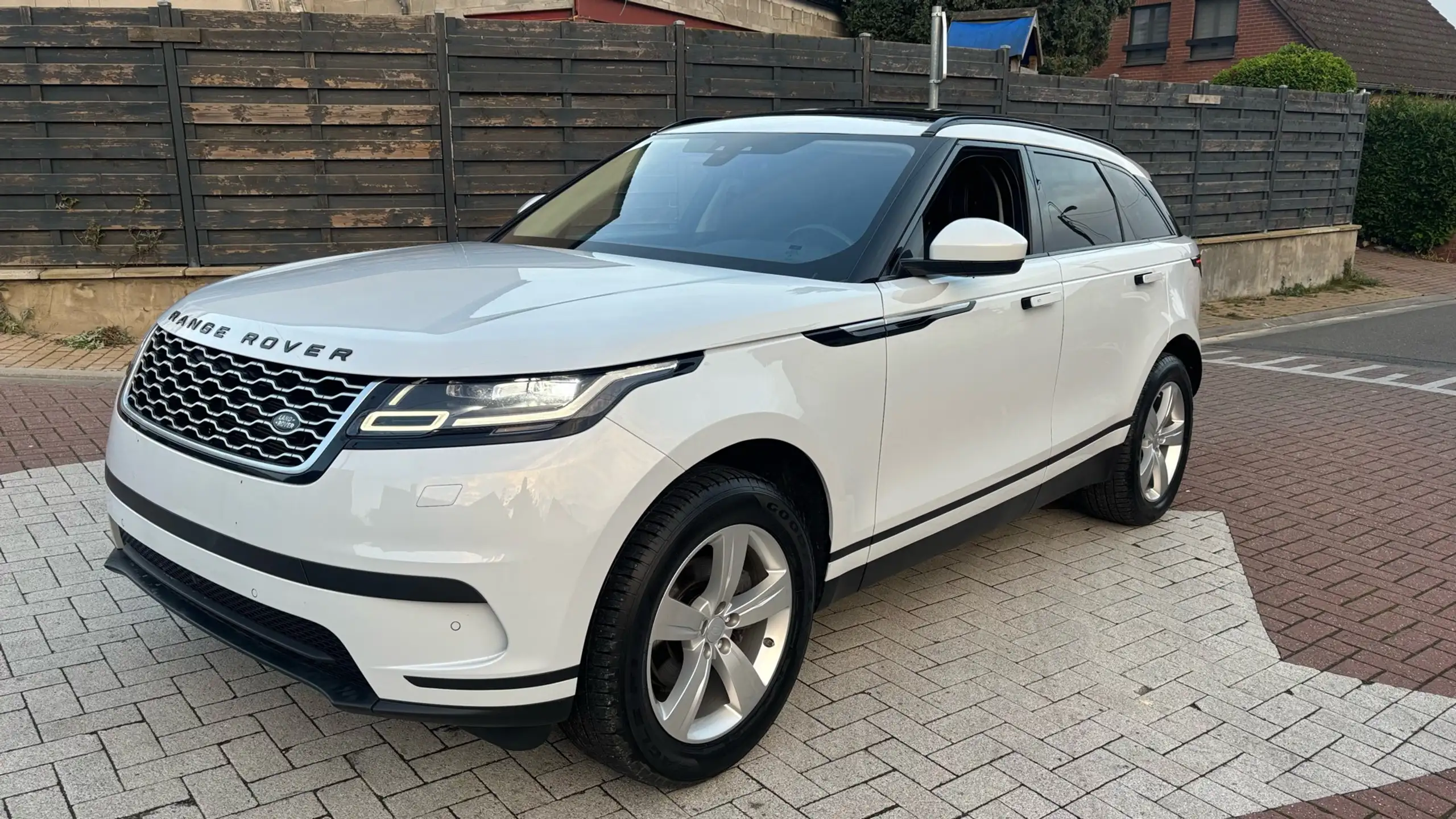 Land Rover - Range Rover Velar