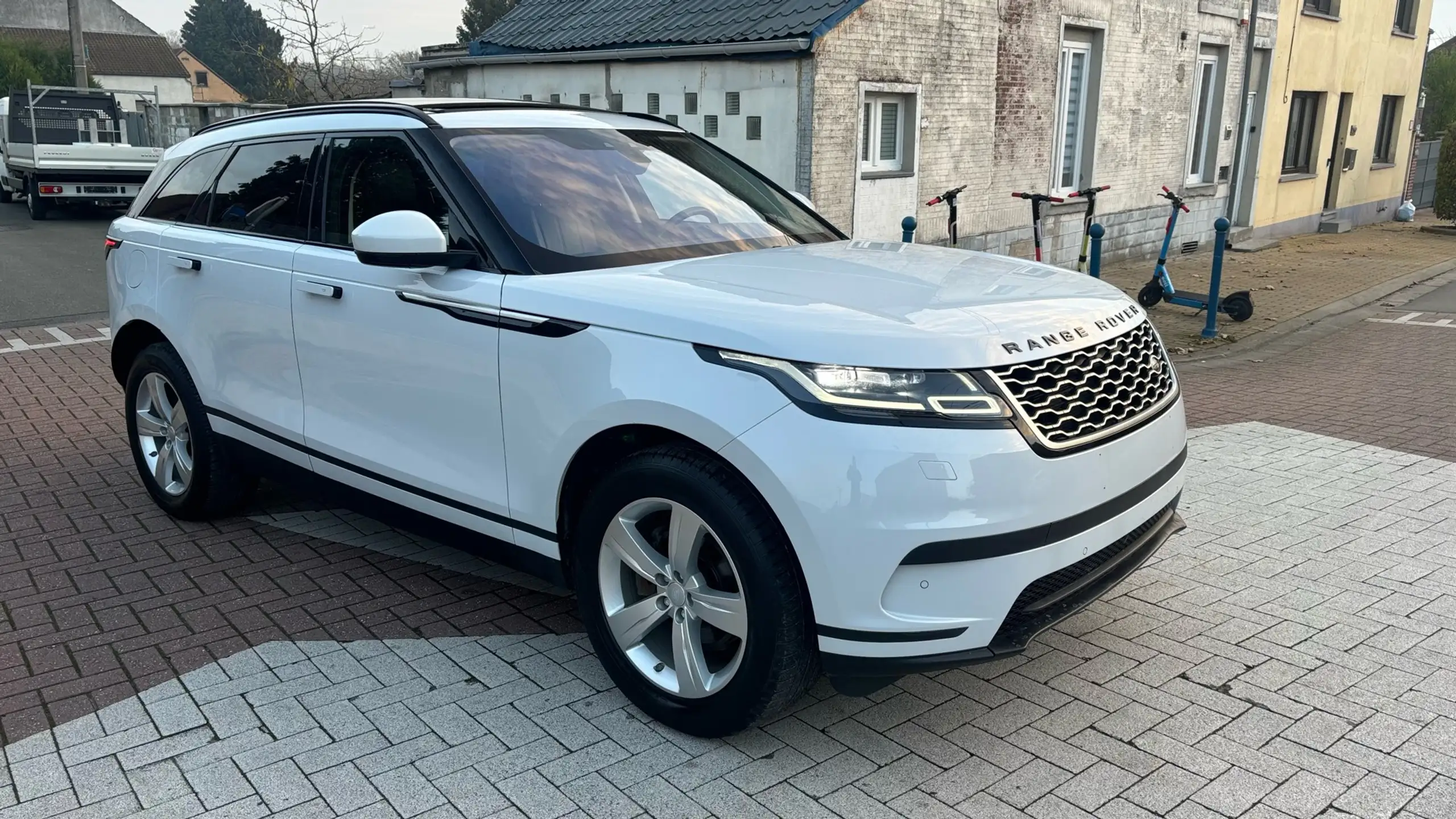 Land Rover - Range Rover Velar