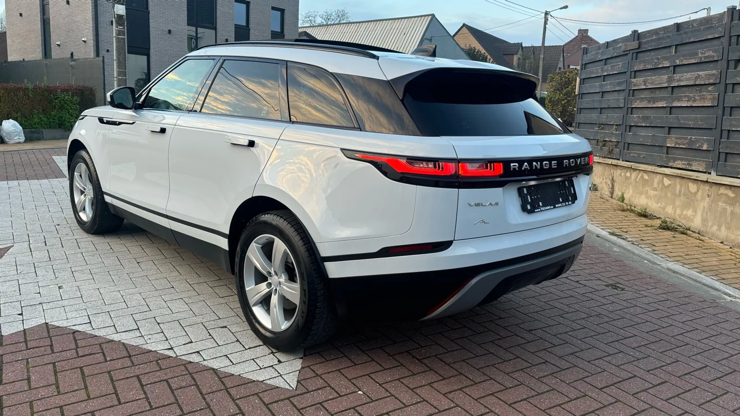 Land Rover - Range Rover Velar