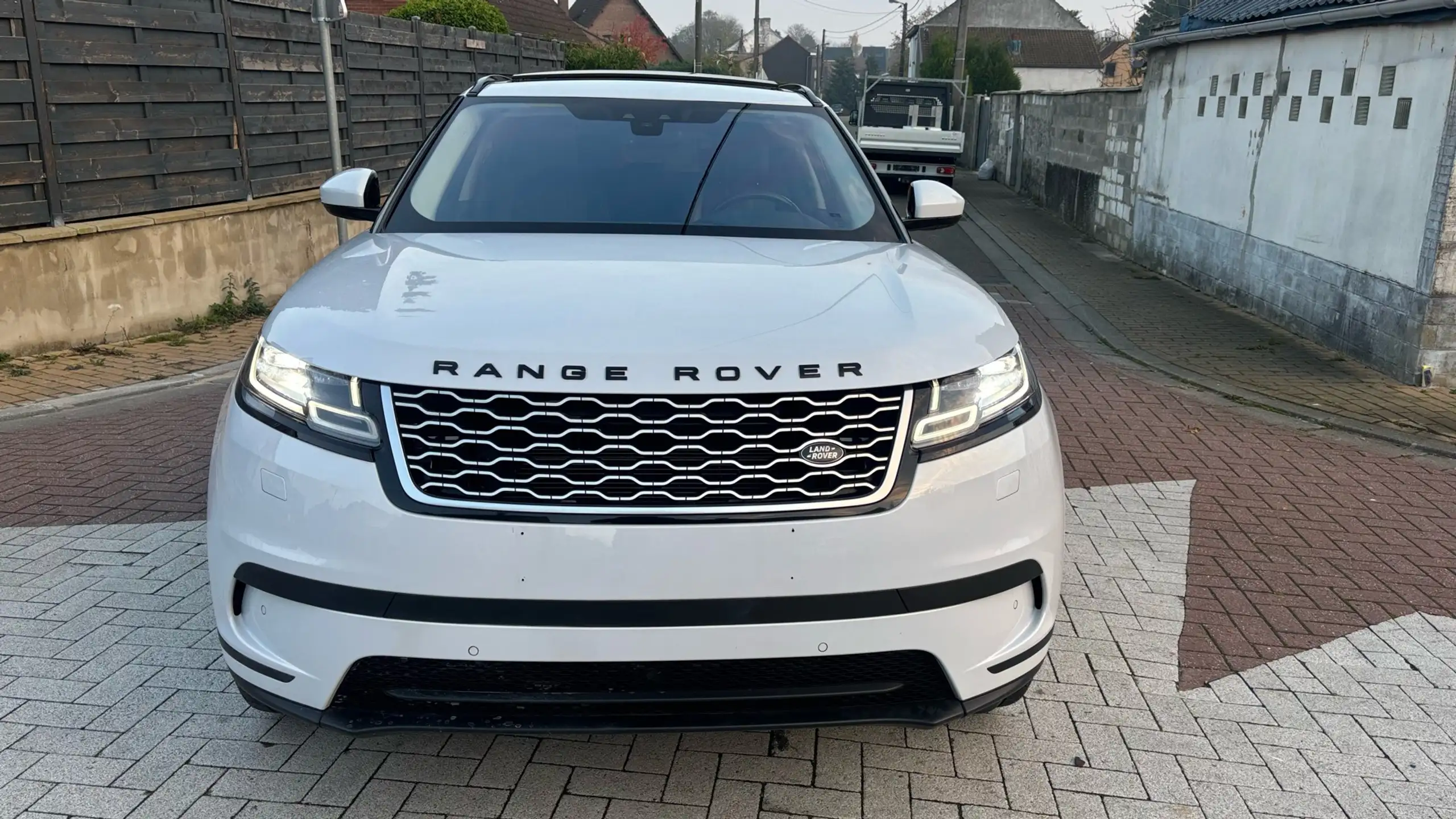 Land Rover - Range Rover Velar