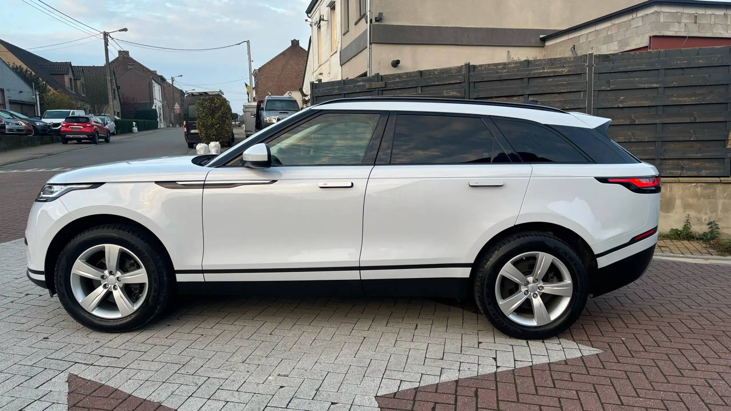 Land Rover - Range Rover Velar