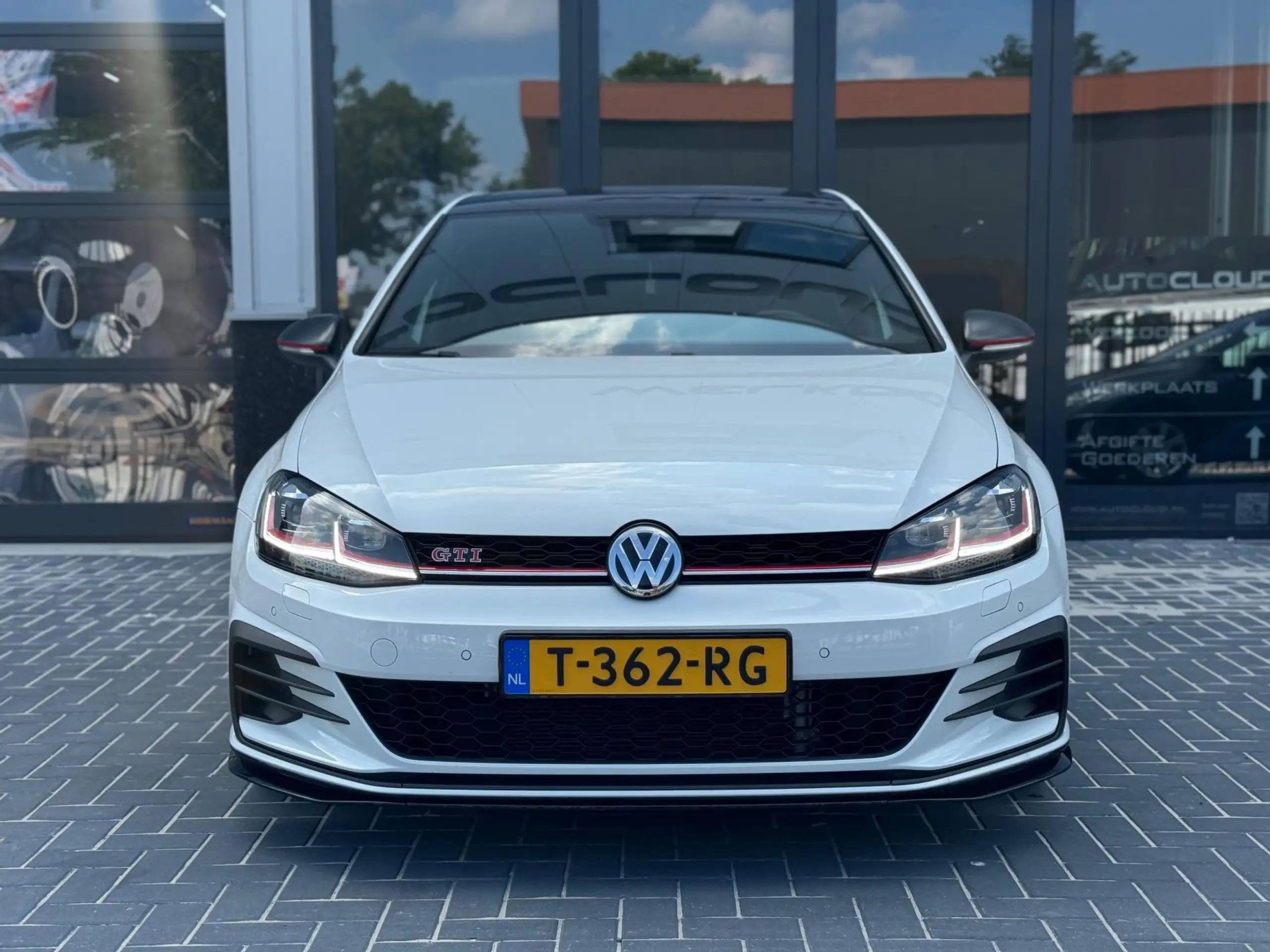 Volkswagen - Golf GTI