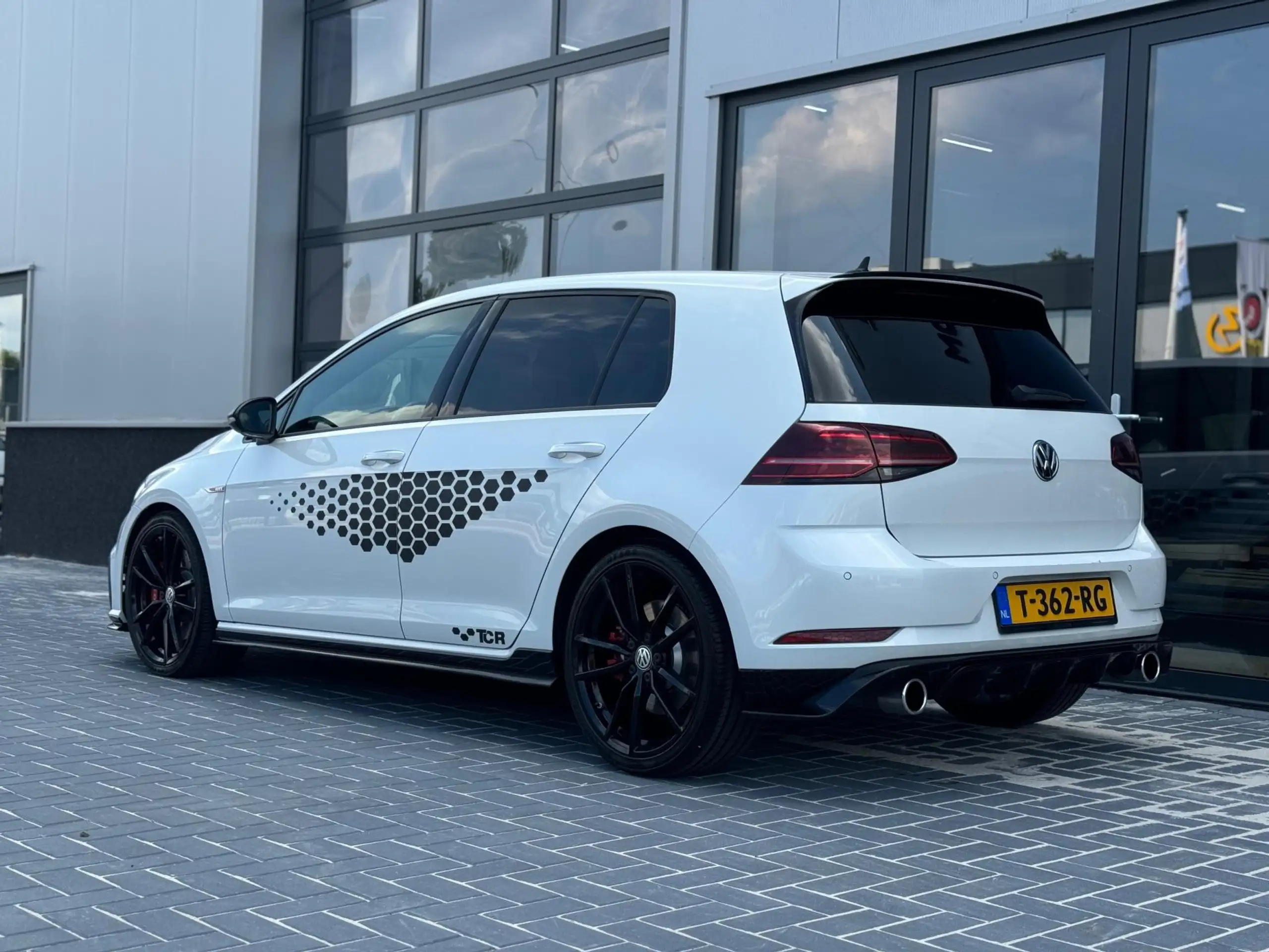 Volkswagen - Golf GTI